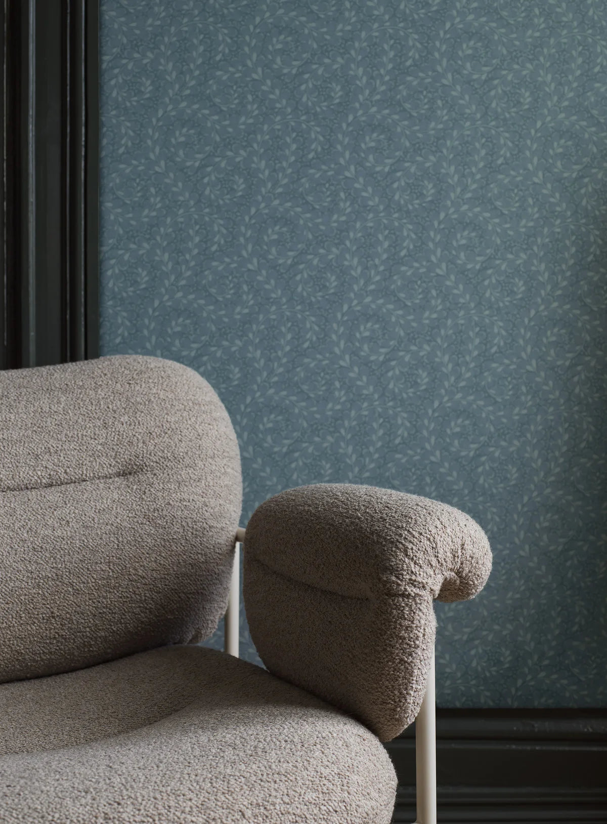 Behang met een plantenmotief van WILD FERNS in blauw