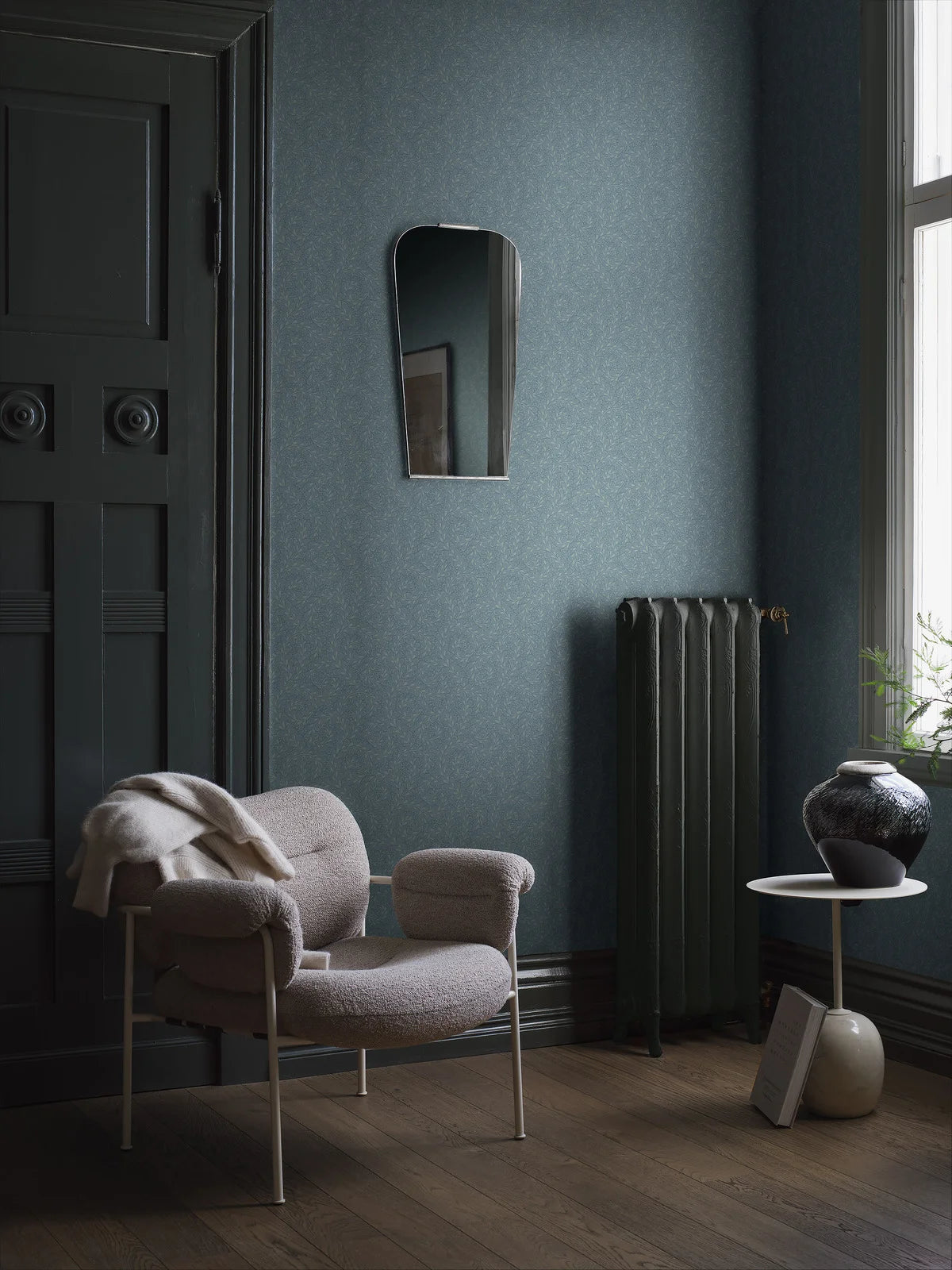 Behang met een plantenmotief van WILD FERNS in blauw