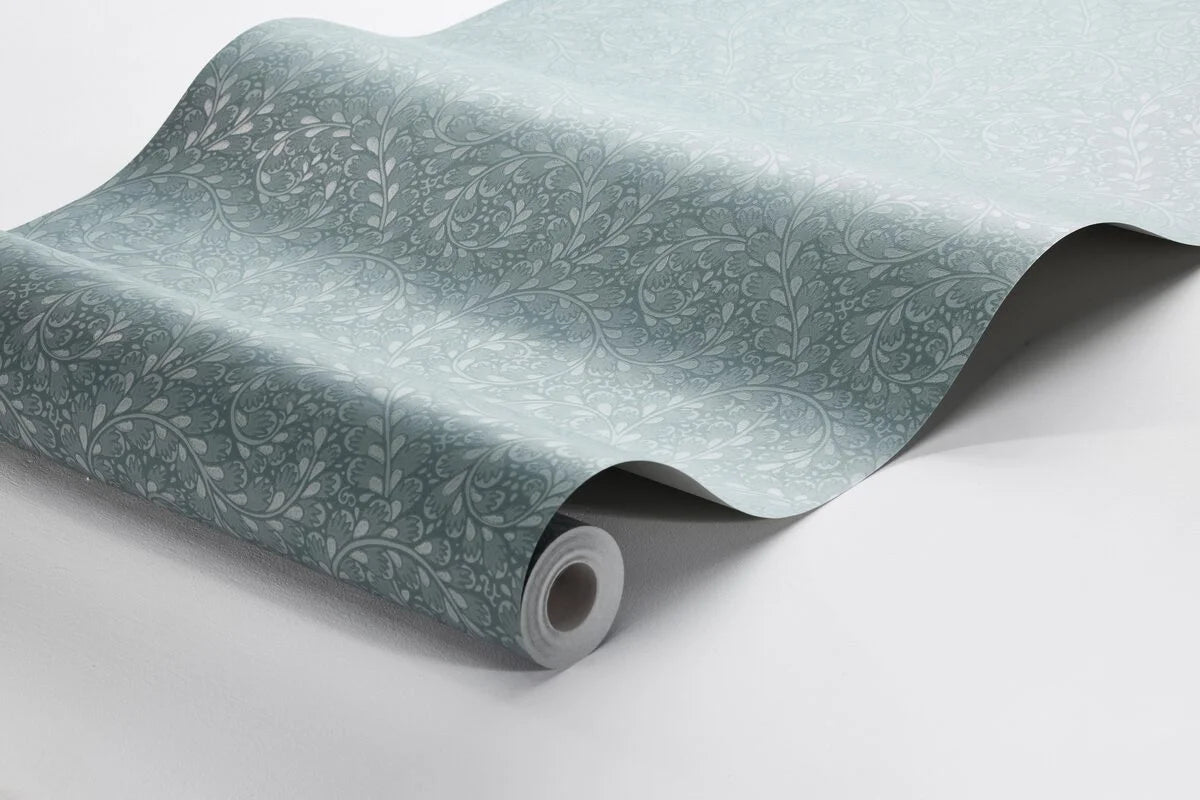 Behang met een plantenmotief van WILD FERNS in blauw