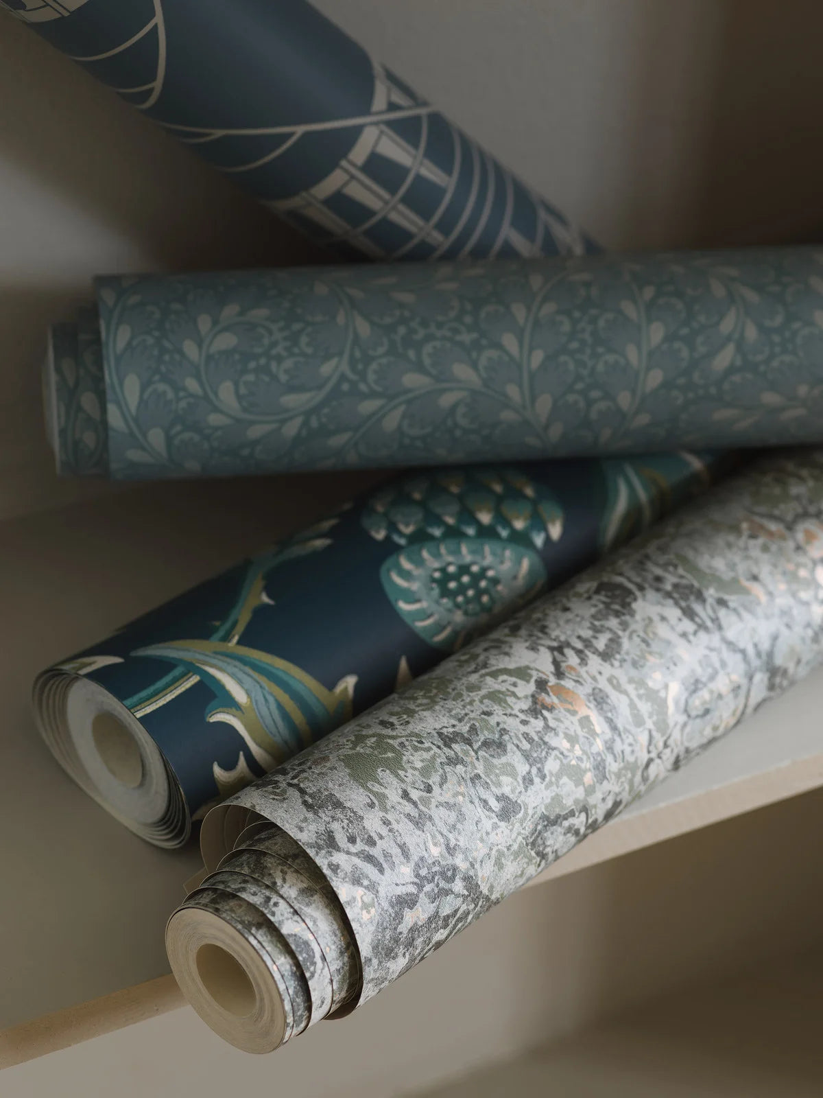 Behang met plantenmotief TREASURED THISTLE marineblauw met groen