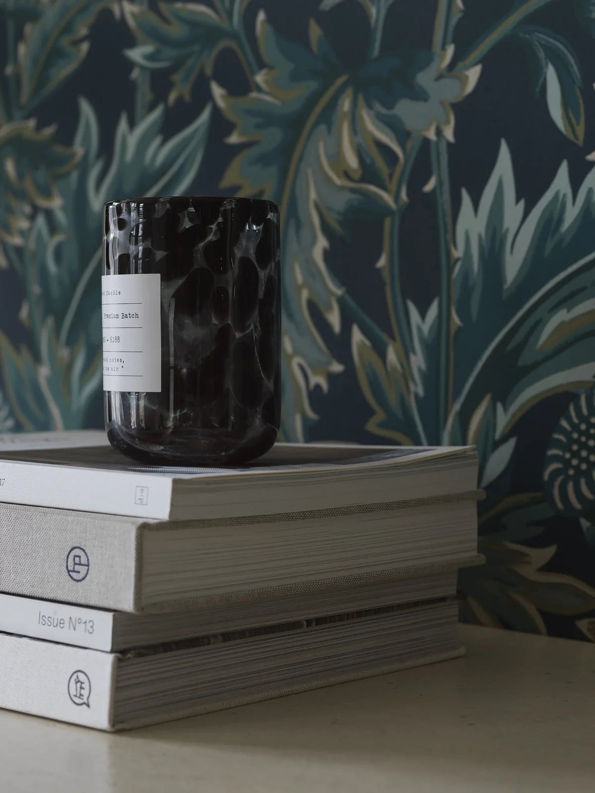 Behang met plantenmotief TREASURED THISTLE marineblauw met groen