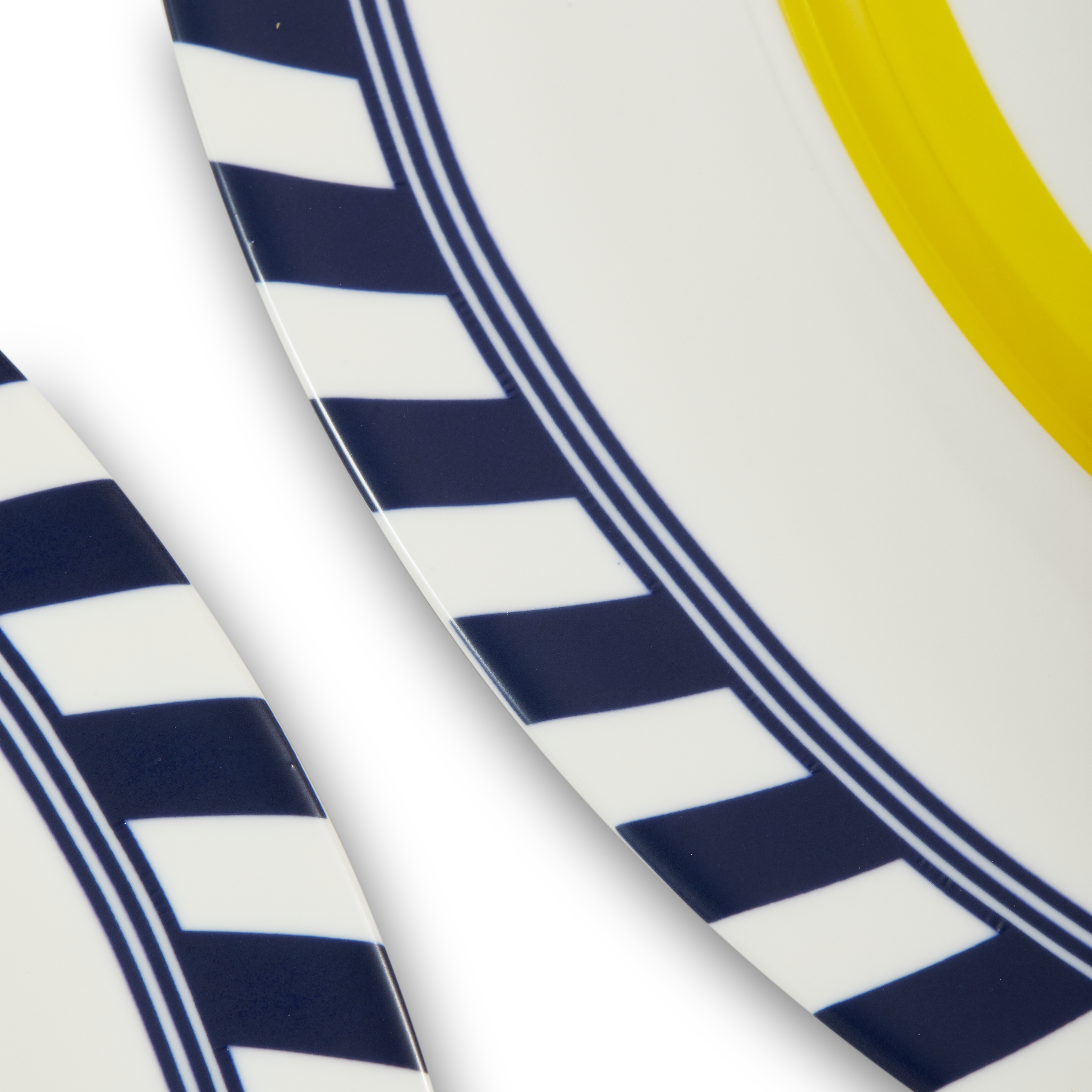 Set van borden MET VOGELPATROON wit met geel en blauw