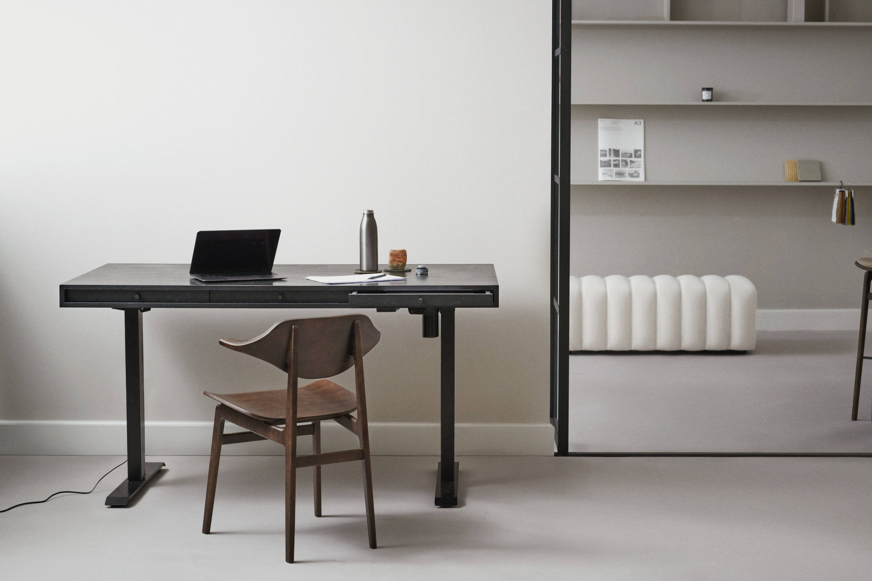 Höhenverstellbarer Schreibtisch JFK dunkles Eschenholz