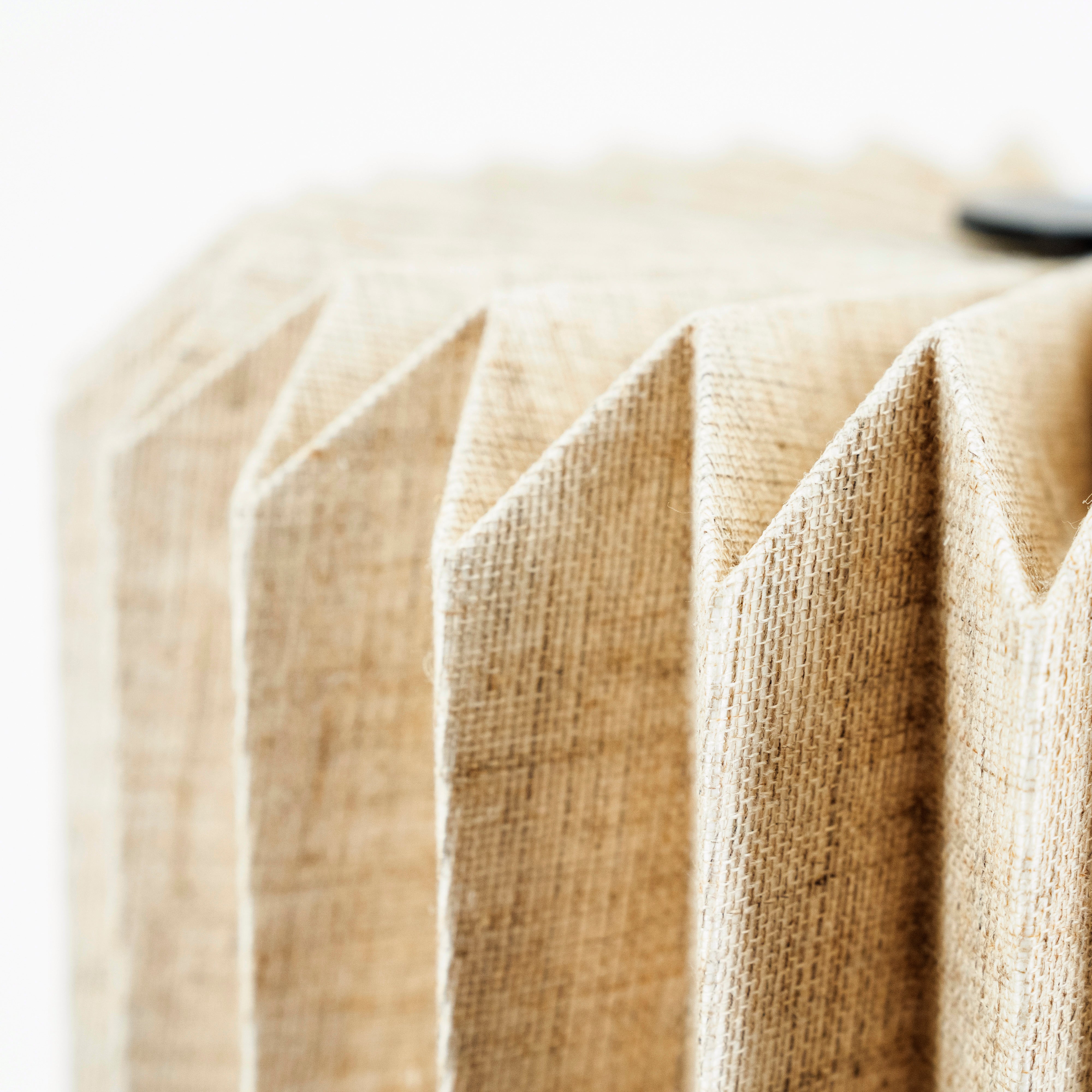 Tafellamp ZUKI van papier en linnen met houten voet