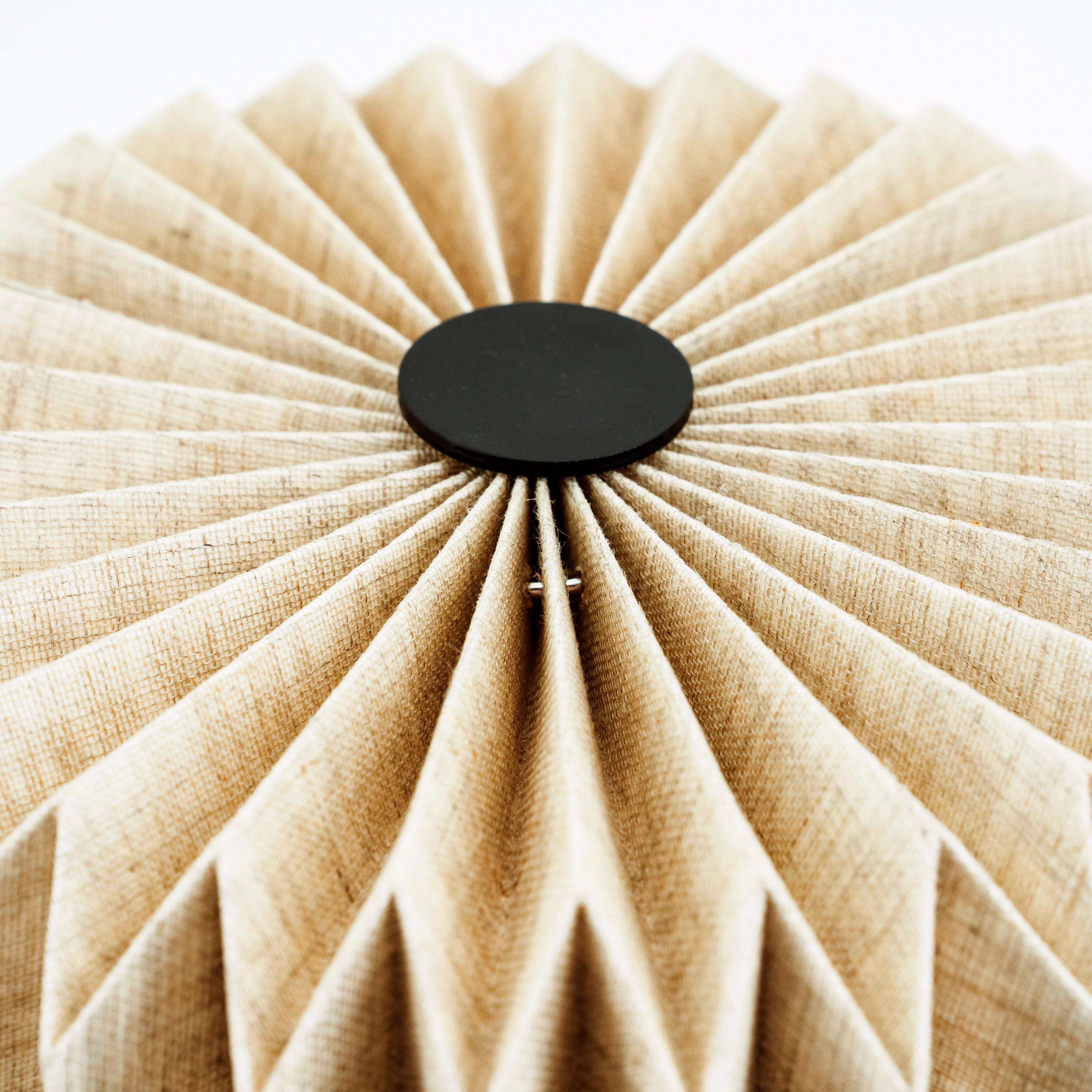 Tafellamp ZUKI van papier en linnen met houten voet