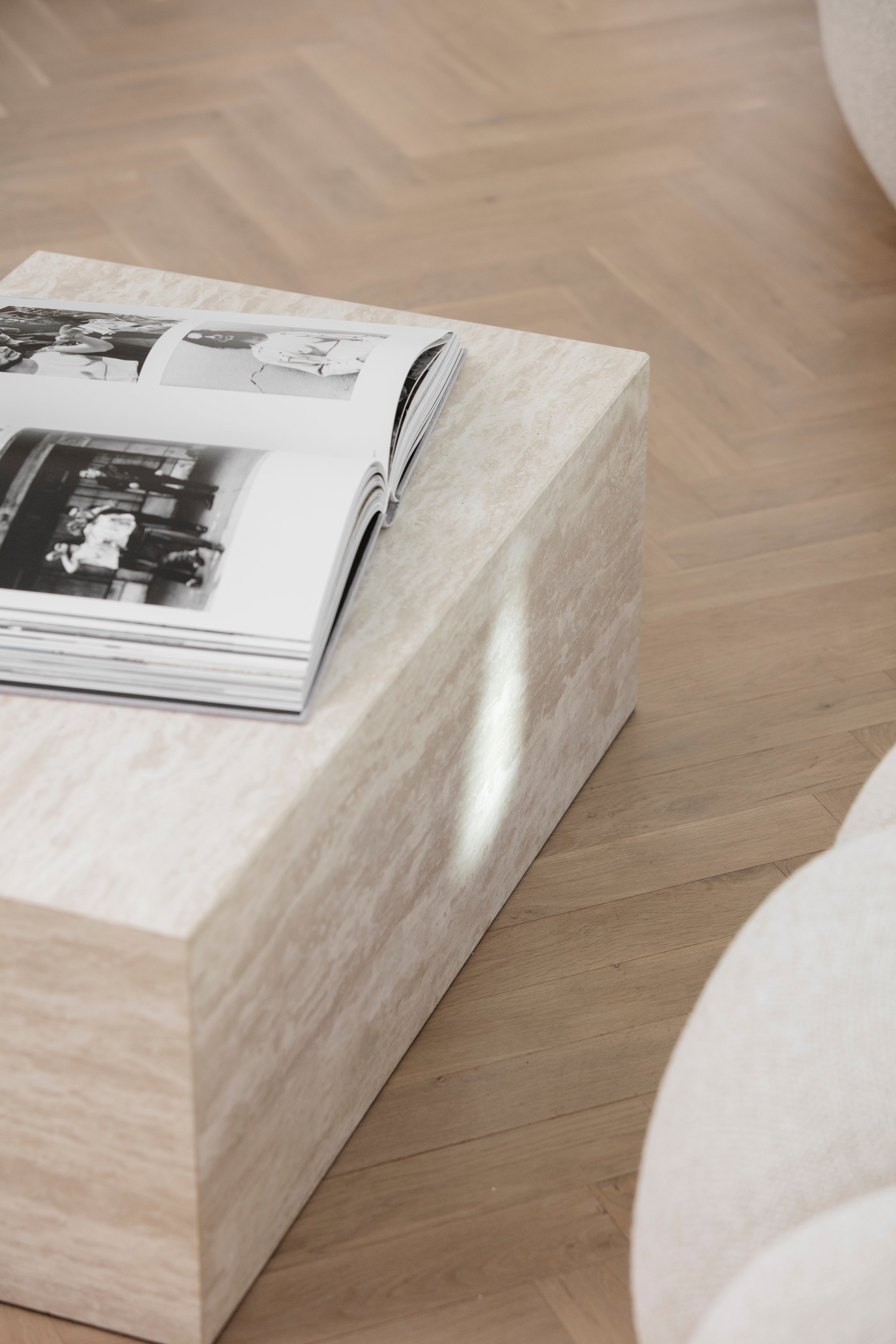 Zijtafel CUBISM grijs travertijn