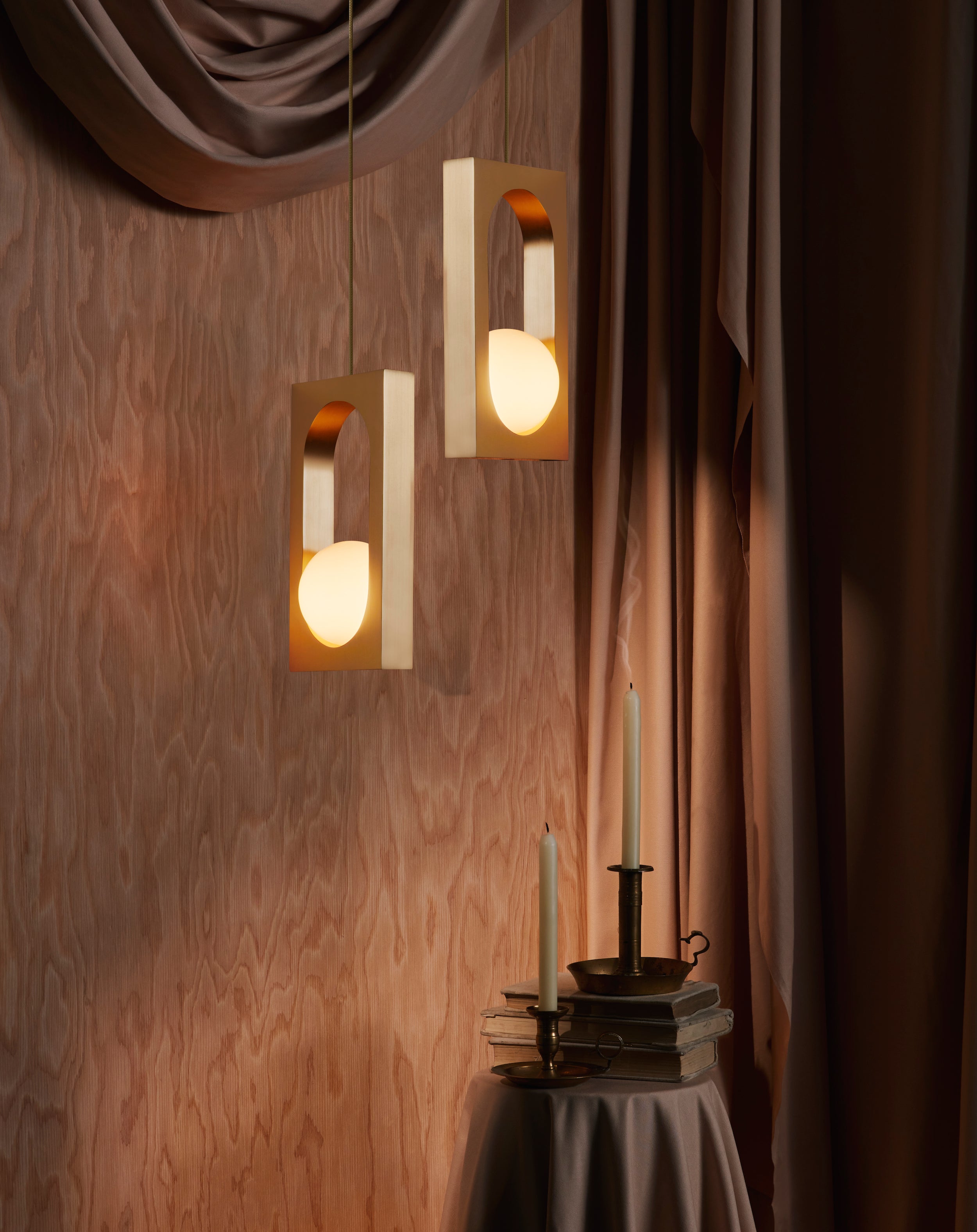 Hanglamp MYTHOS met opalen glazen kap en messing.