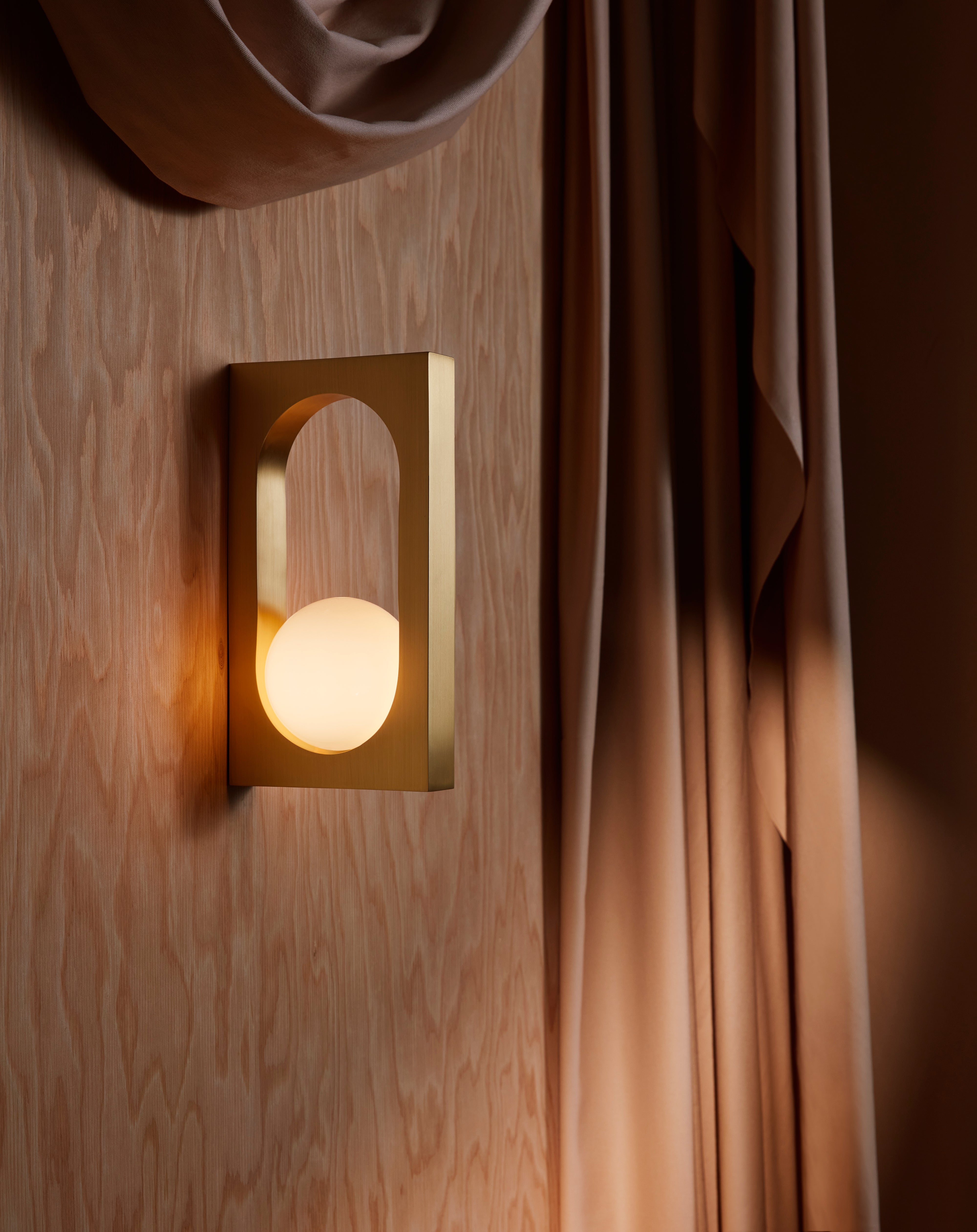 Wandlamp MYTHOS met opaal glazen kap en messing.