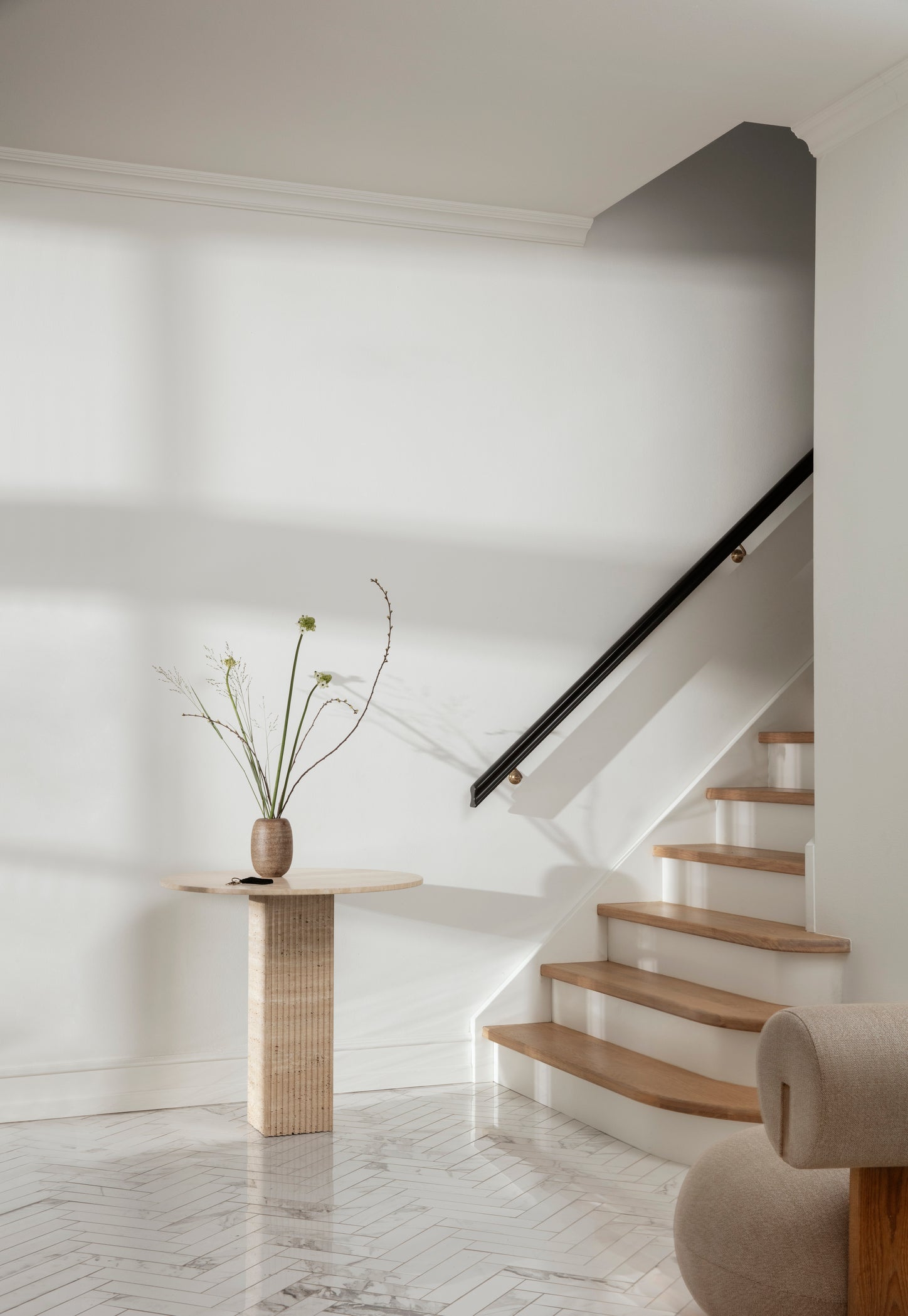 Runder Tisch SOHO grauer Travertin