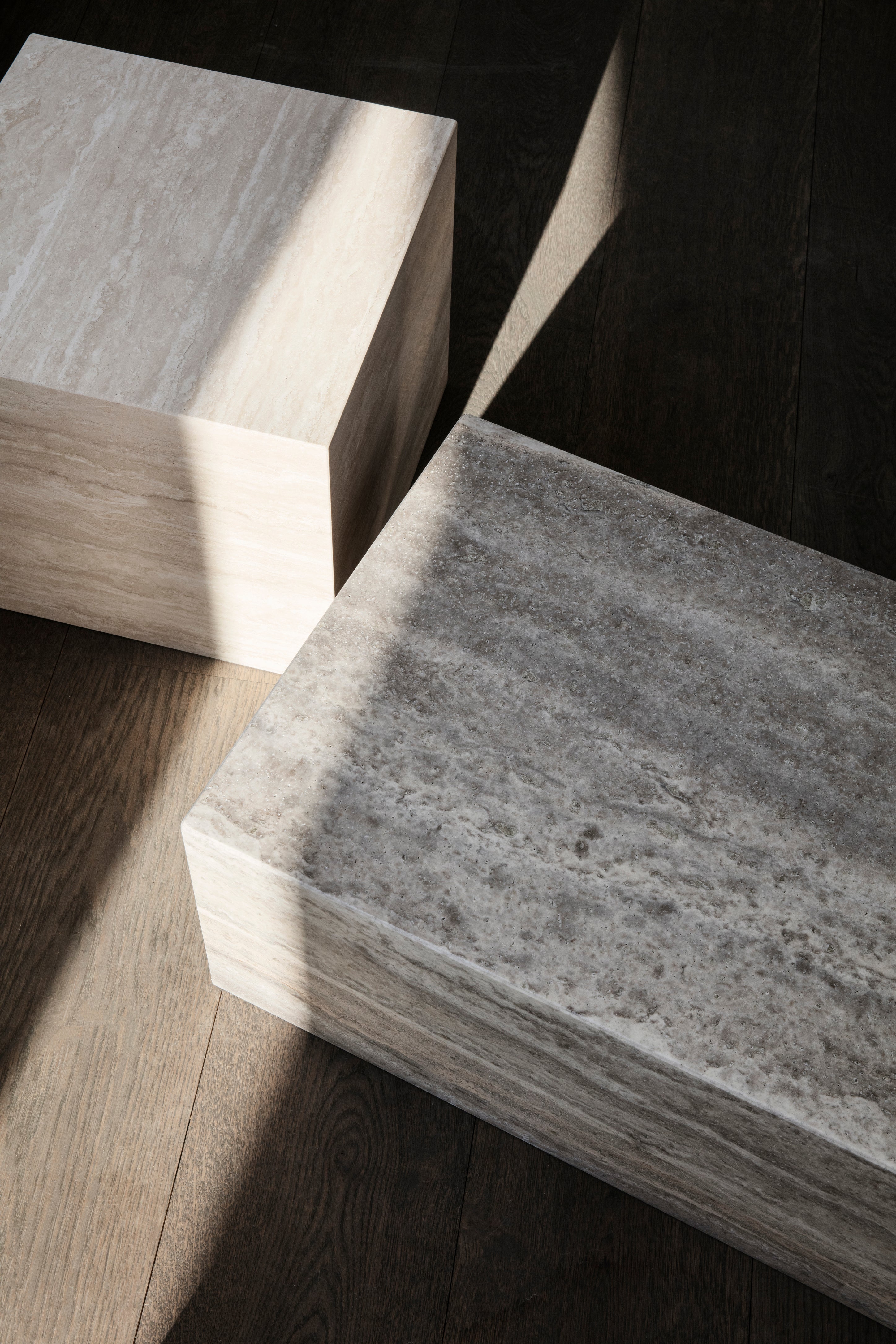 Zijtafel CUBISM grijs travertijn