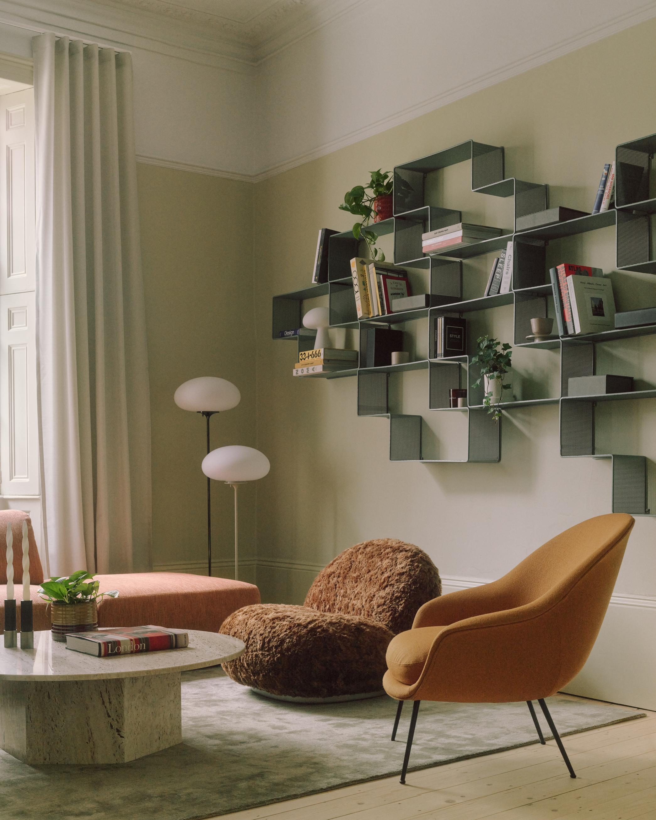 Fauteuil BAT gestoffeerd met zwarte basis