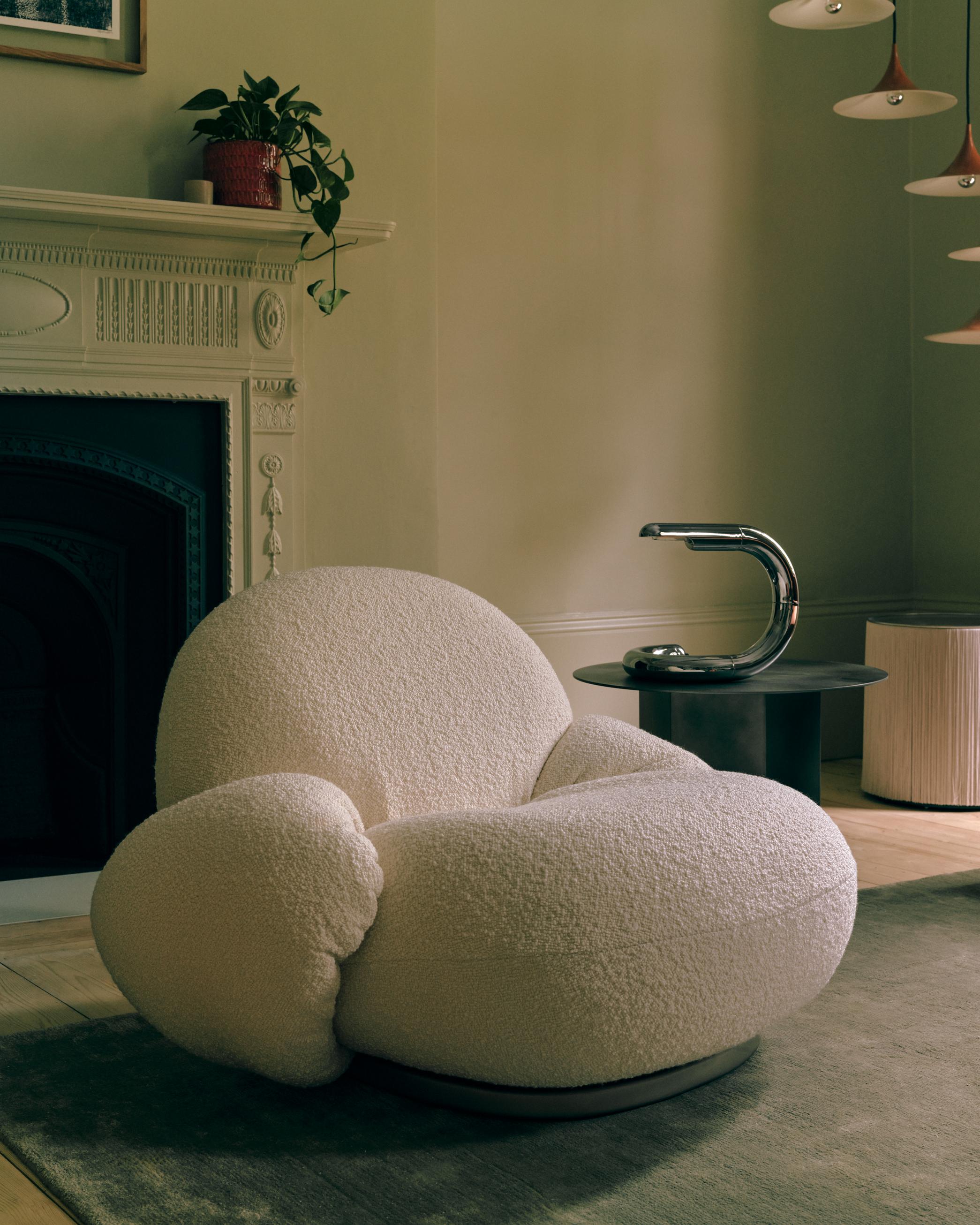 Fauteuil met armleuningen PACHA gestoffeerd met zwarte basis