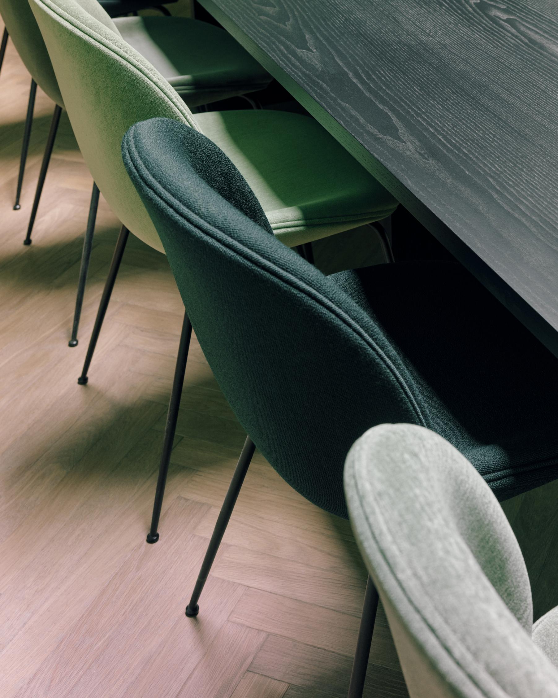 Gestoffeerde BEETLE stoel met een zwarte stalen basis