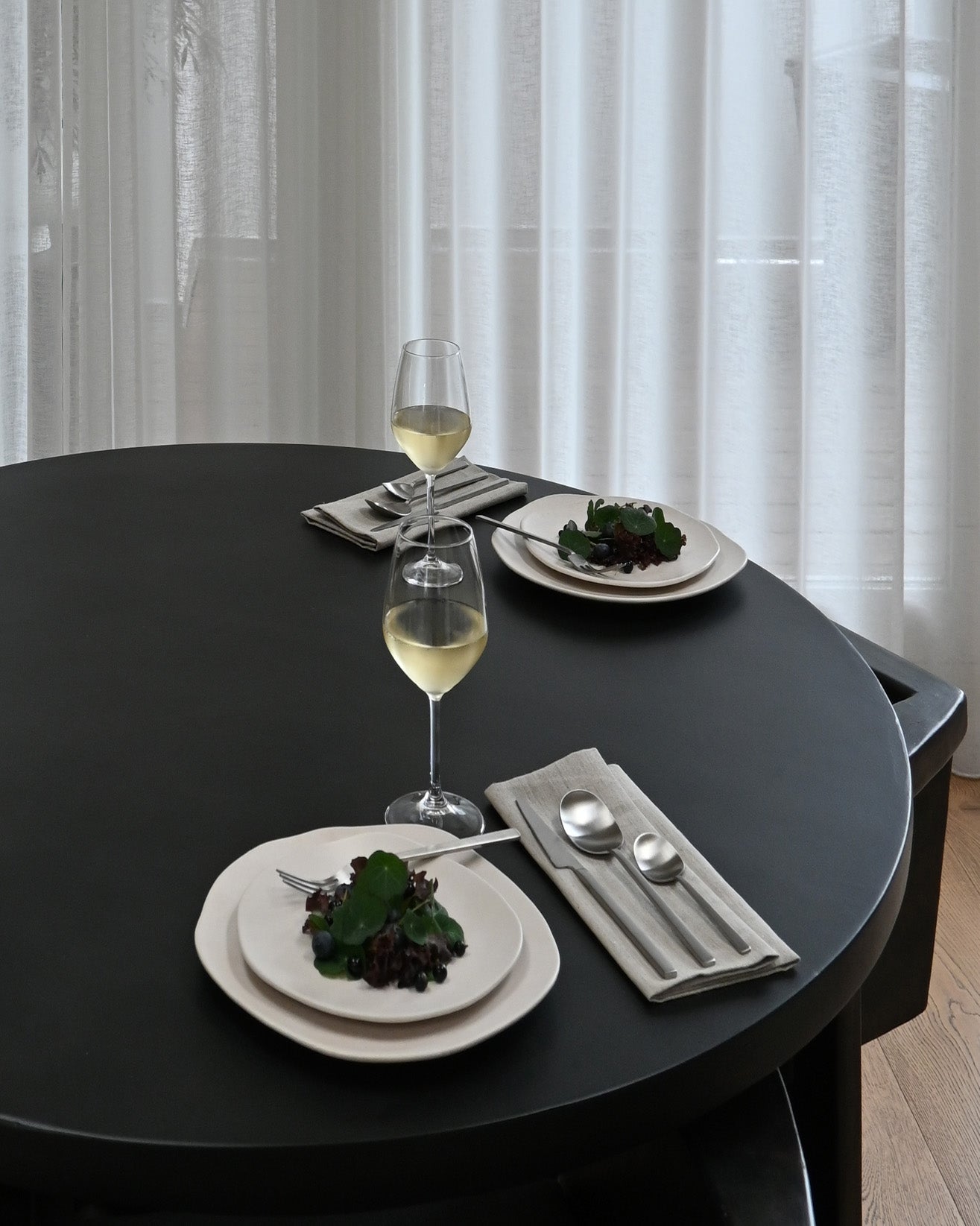 Set borden NATIVE witte steengoed