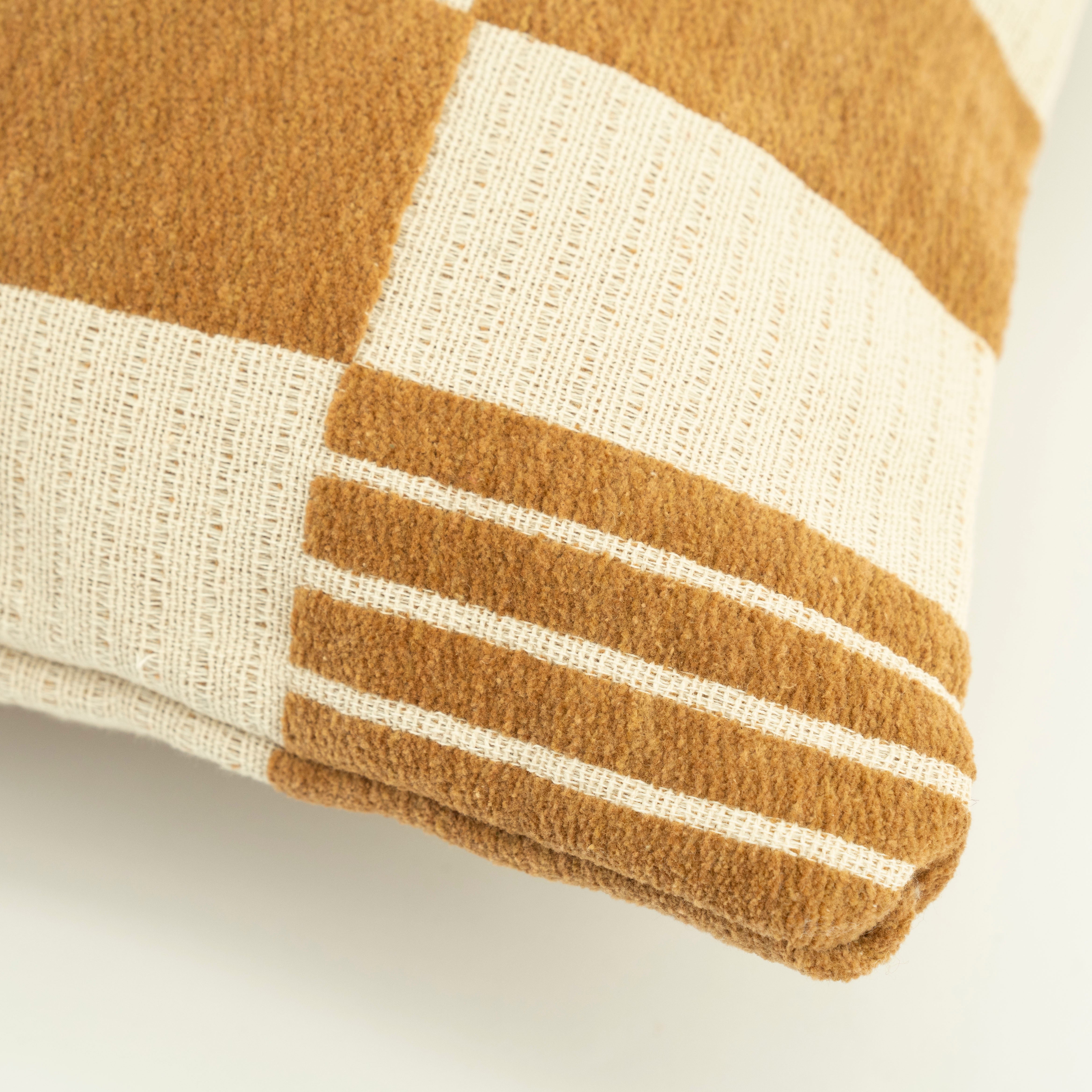 Kussen TWIST mosterdgeel met beige