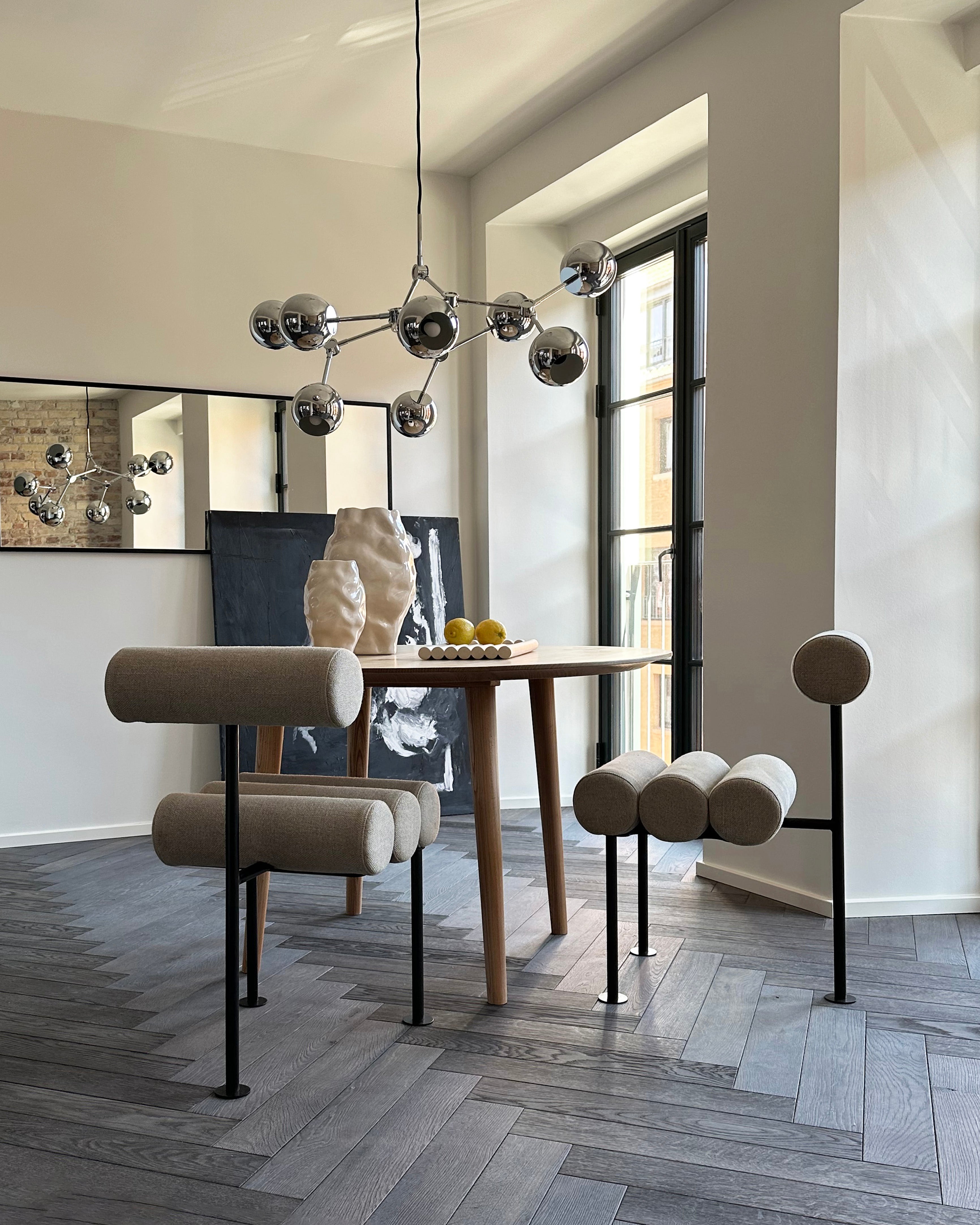 Stoel HIRO beige met zwarte basis