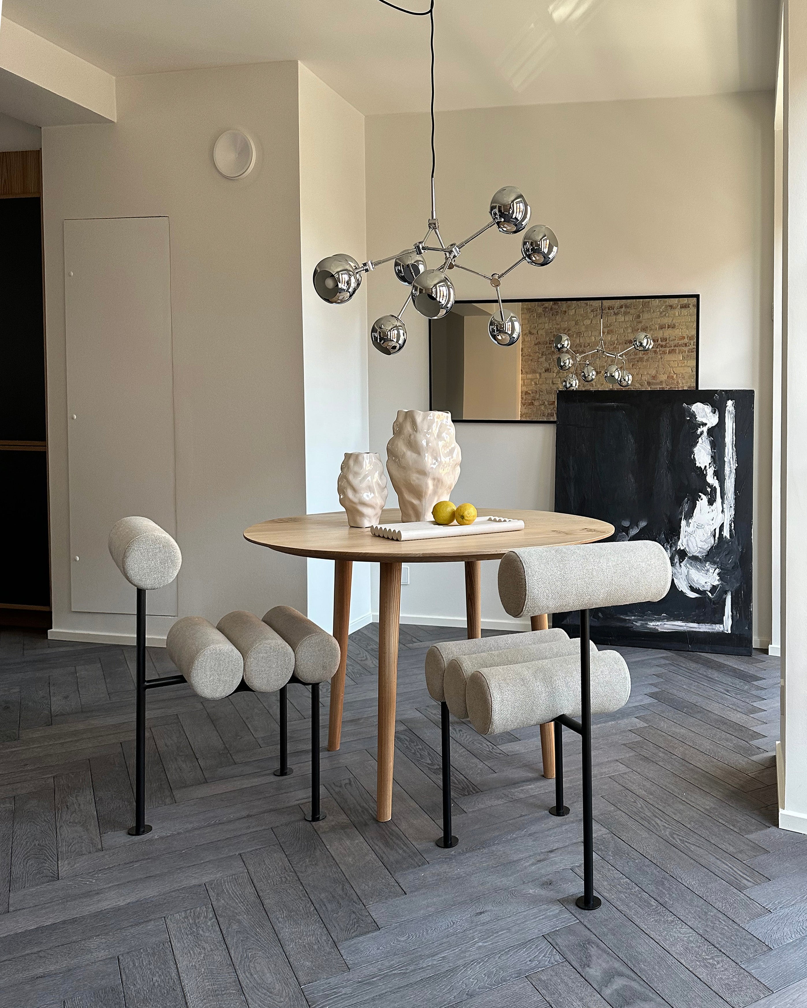 Stoel HIRO beige met zwarte basis