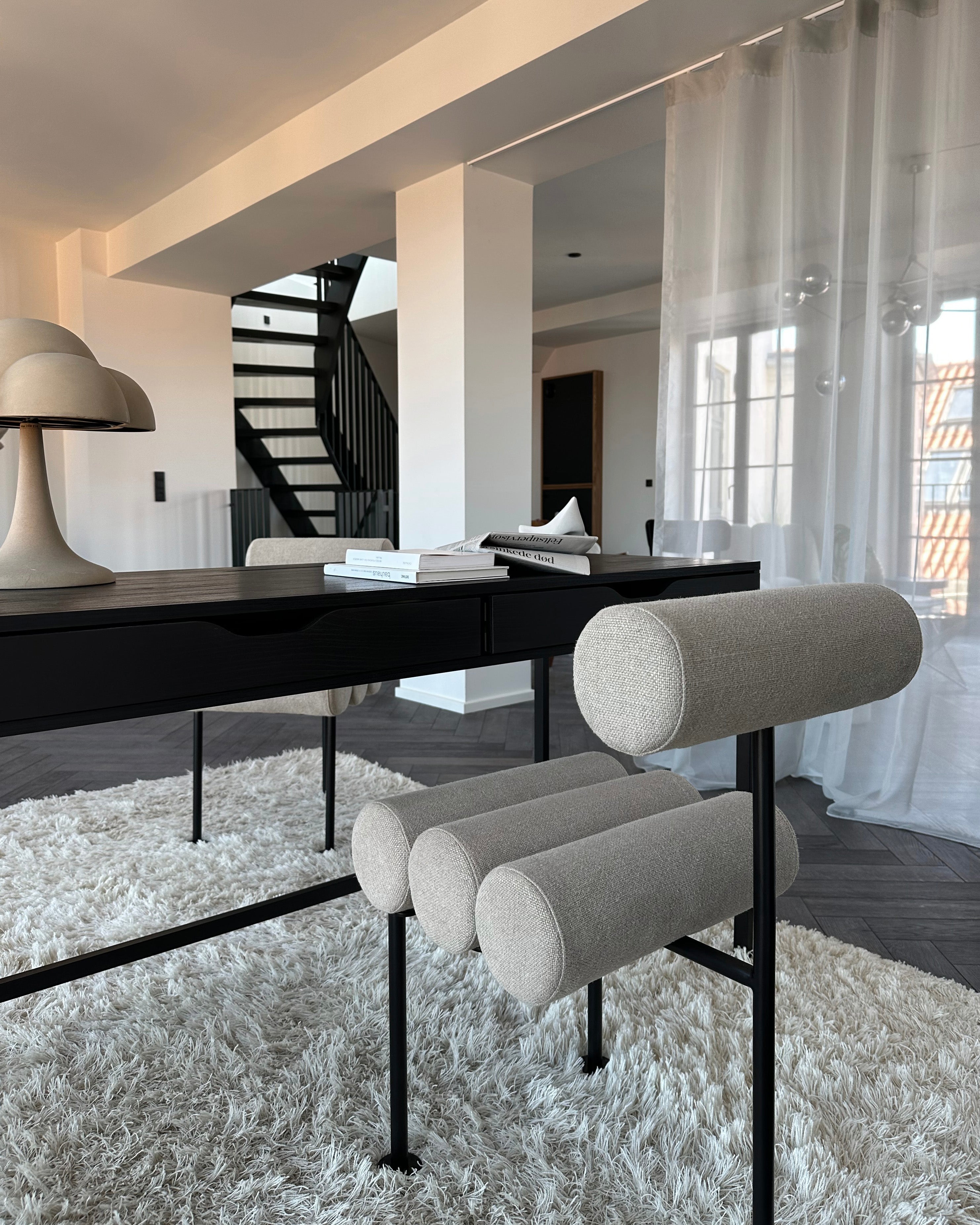 Stoel HIRO beige met zwarte basis