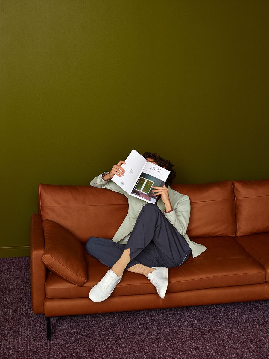 Sofa 2-sitzig DUNE mit schwarzem Gestell gepolstert