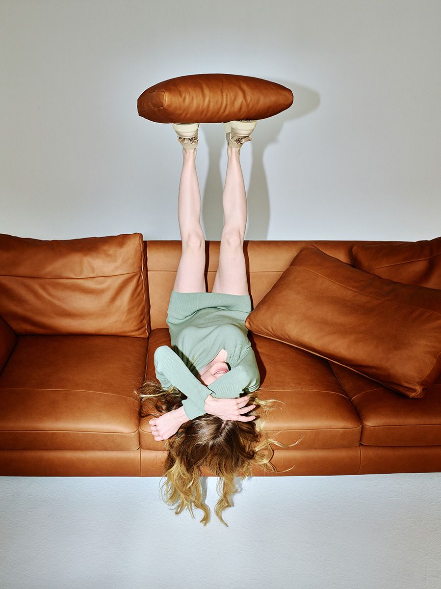 Sofa 2-sitzig DUNE mit schwarzem Gestell gepolstert