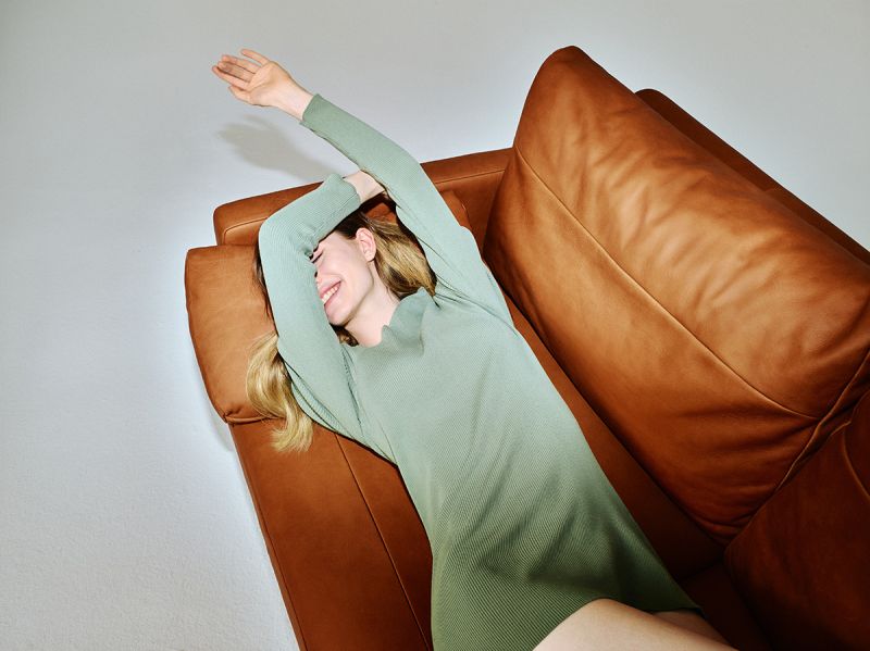 Sofa 2-sitzig DUNE mit schwarzem Gestell gepolstert