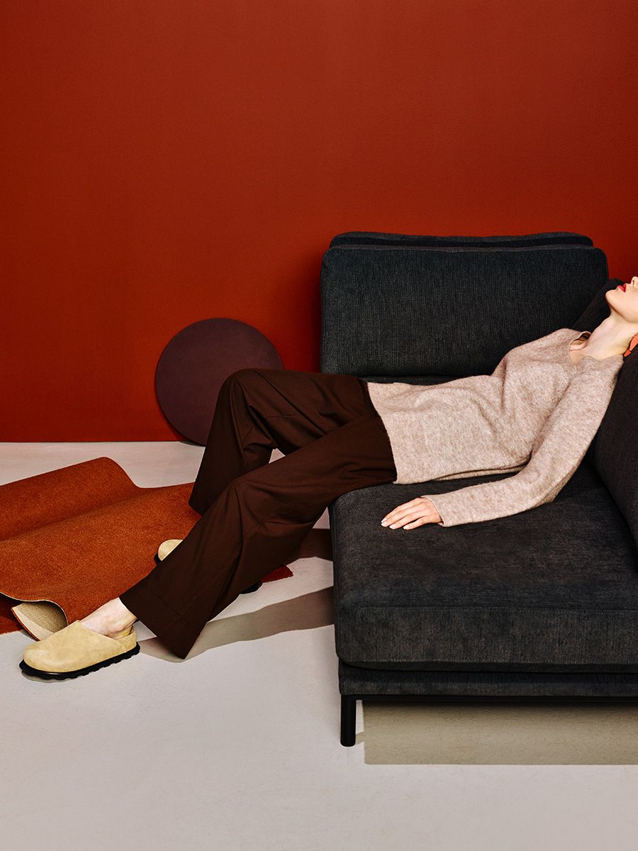 Left-facing 4-seater sofa BRIXTON upholstered with a black base