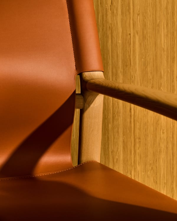 Stoel JAN lichtbruin gerecycled leer met essenhout