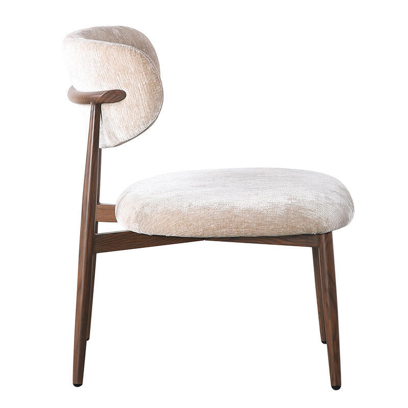 Beige JAPANDI fauteuil met een donkere houten basis