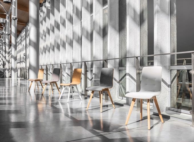 Stoel CLEO A-1603 met houten basis