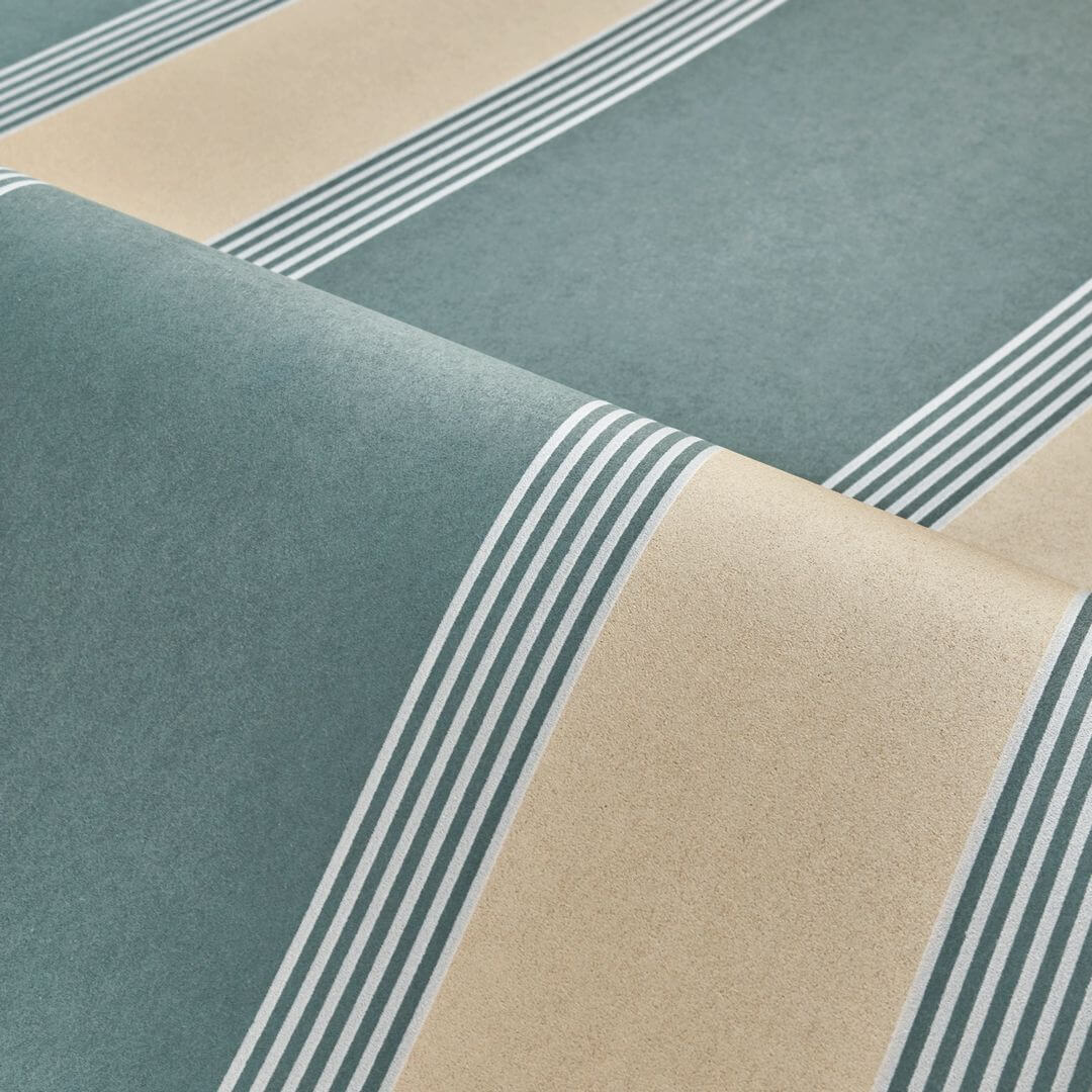 Tapete mit geometrischem Streifenmuster AUTEUIL - CELADON/DORE in seledin mit Gold