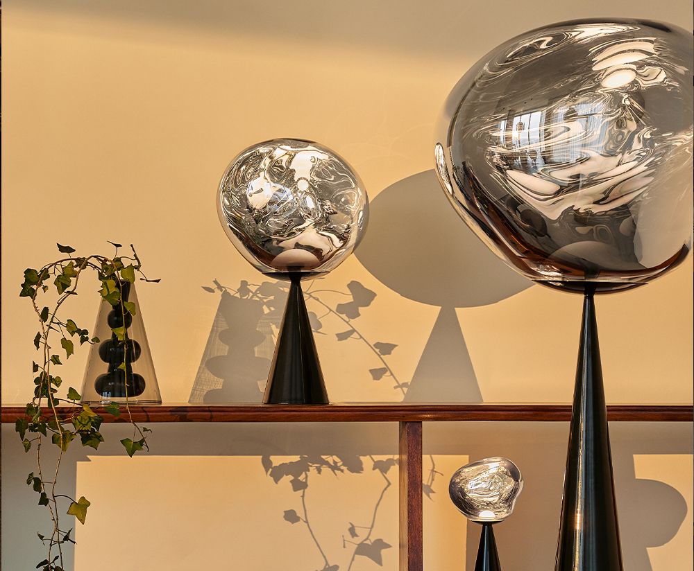 Silbertischlampe mit einer schwarzen Basis schmelzen