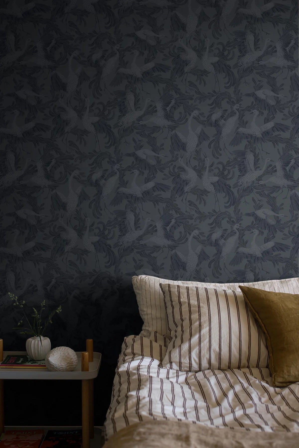 Tapete mit tierischem Motiv von Vögeln DANCING CRANE in Marineblau