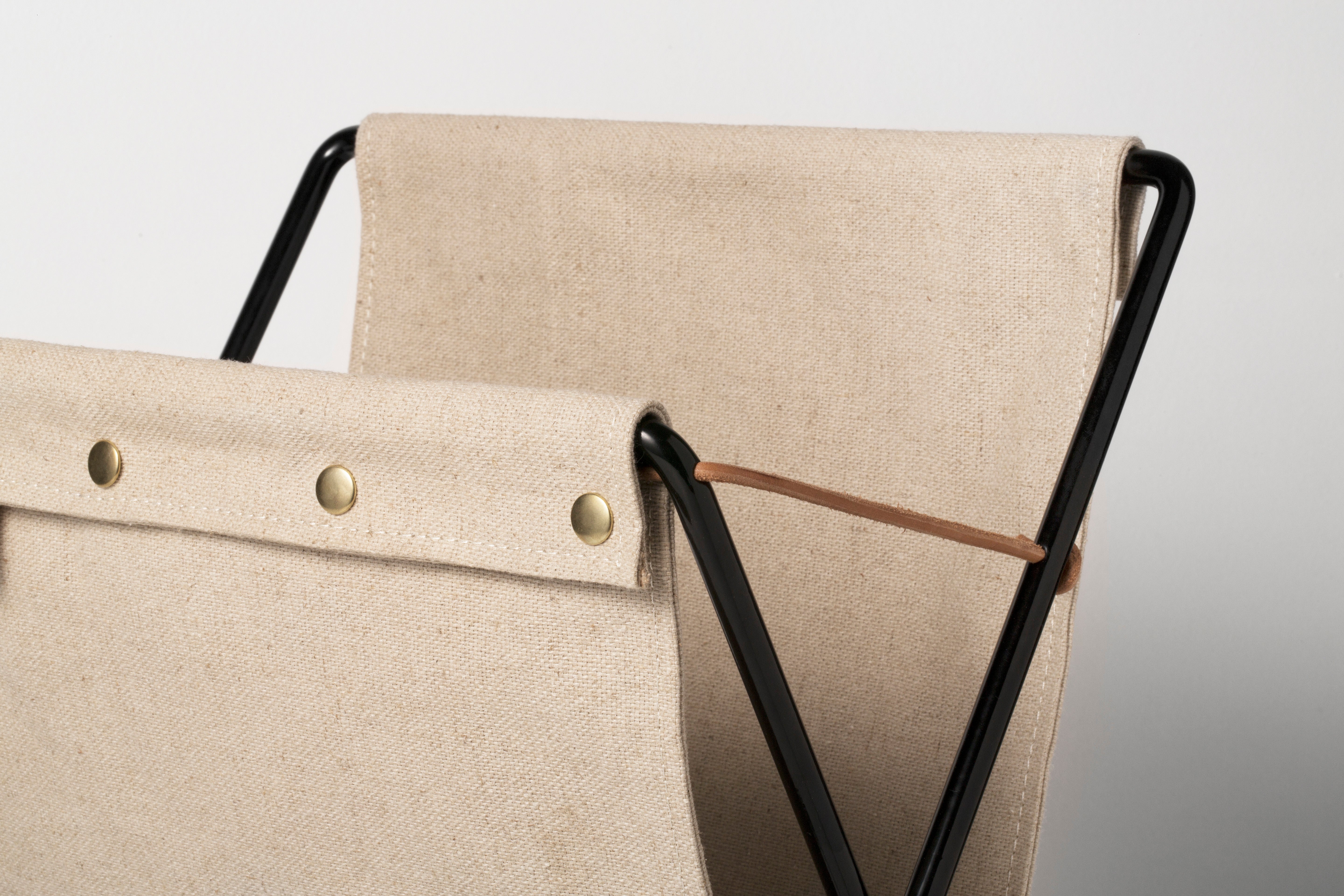 HERMAN beiger Zeitungsständer mit schwarzem Sockel