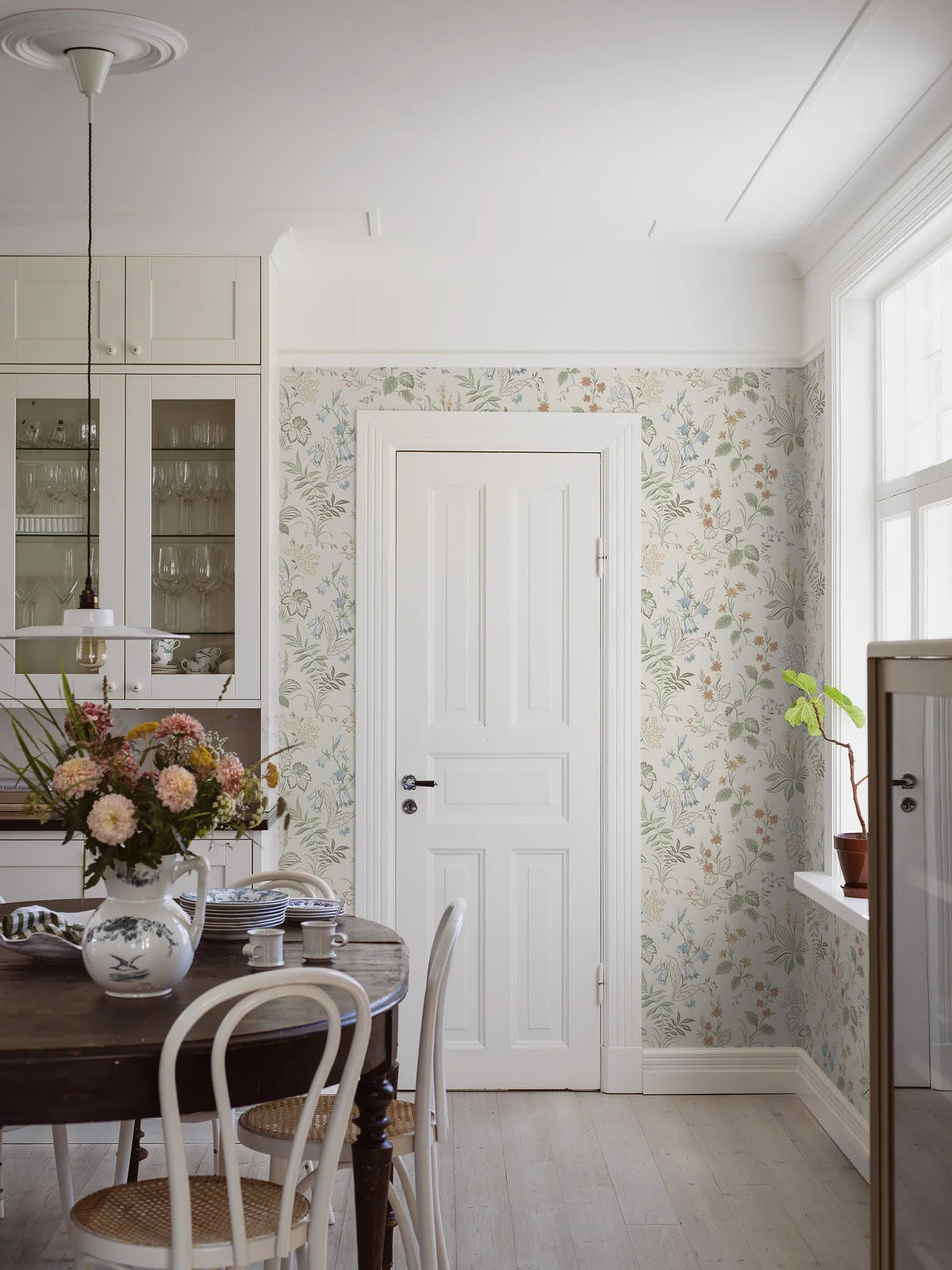 FOLKLORE Cream Wallpaper with Green Plant Motif