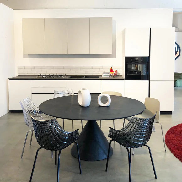 Meridiana weißer Stuhl mit einer schwarzen Basis