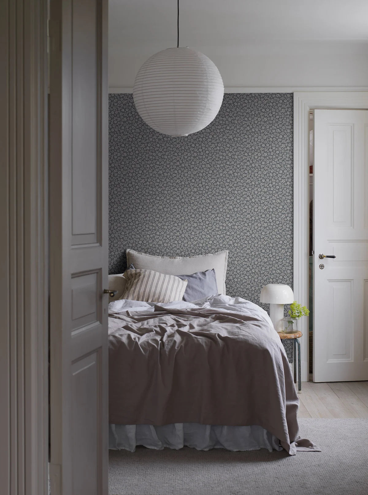 Behang met bloemenmotief SKOGSBLOMST marineblauw met wit