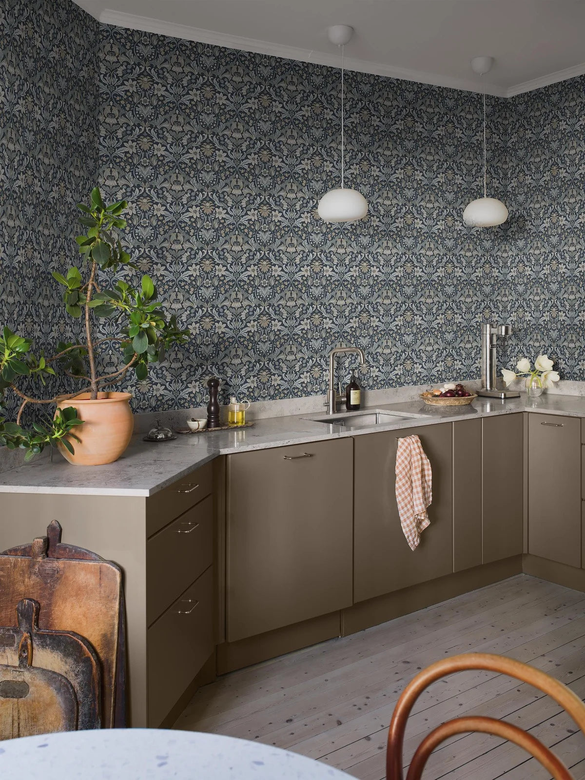 Tapete mit Pflanzenmotiv BLOMSTERFRÖJD in Marineblau mit Grün