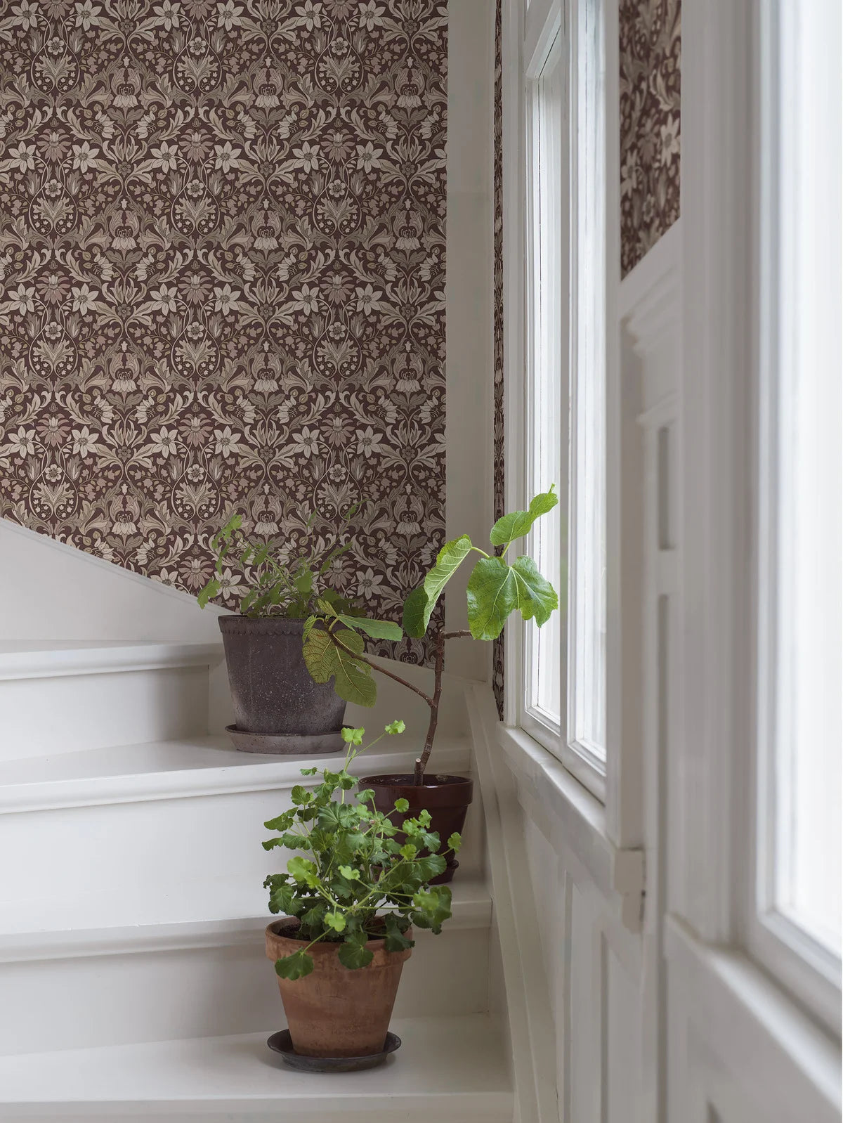 Tapete mit Pflanzenmotiv BLOMSTERFRÖJD burgunderrot mit beige