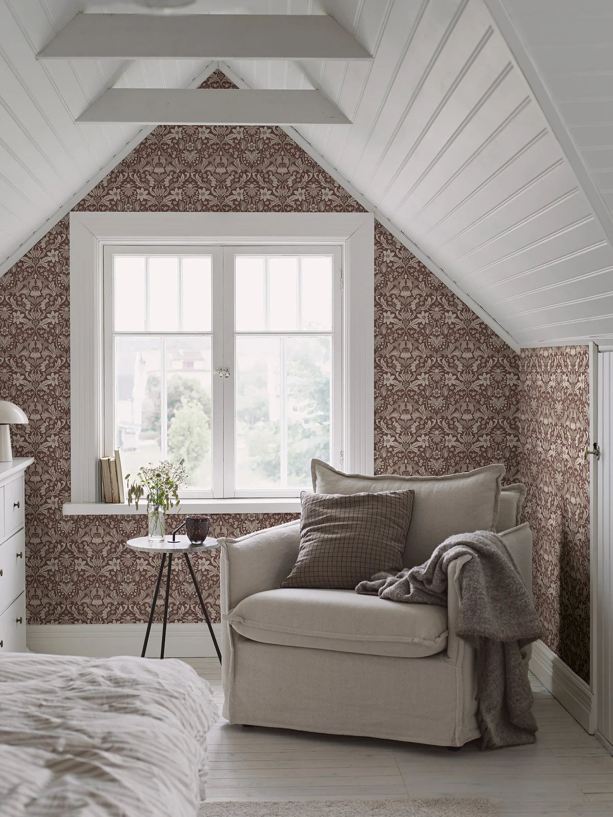 Tapete mit Pflanzenmotiv BLOMSTERFRÖJD burgunderrot mit beige