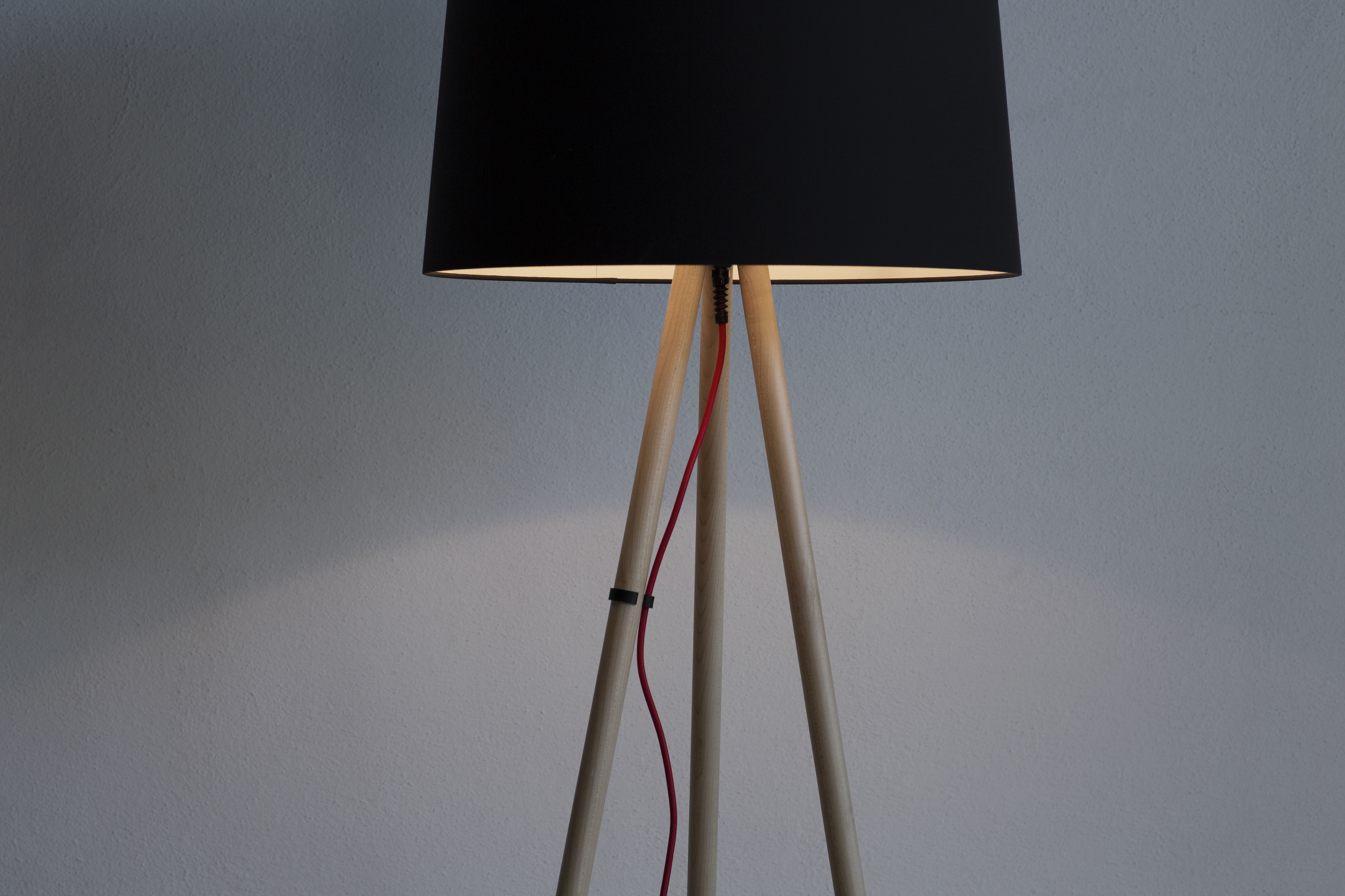 Lampa podłogowa EVA biały klosz z aluminiową podstawą
