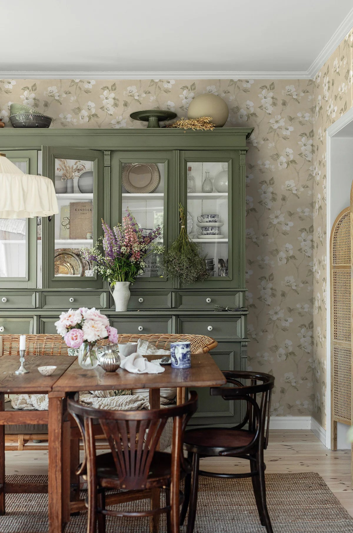 Tapete mit floralem Blumenmuster HELEN’S FLOWER gedämpftes Gelb mit Weiß