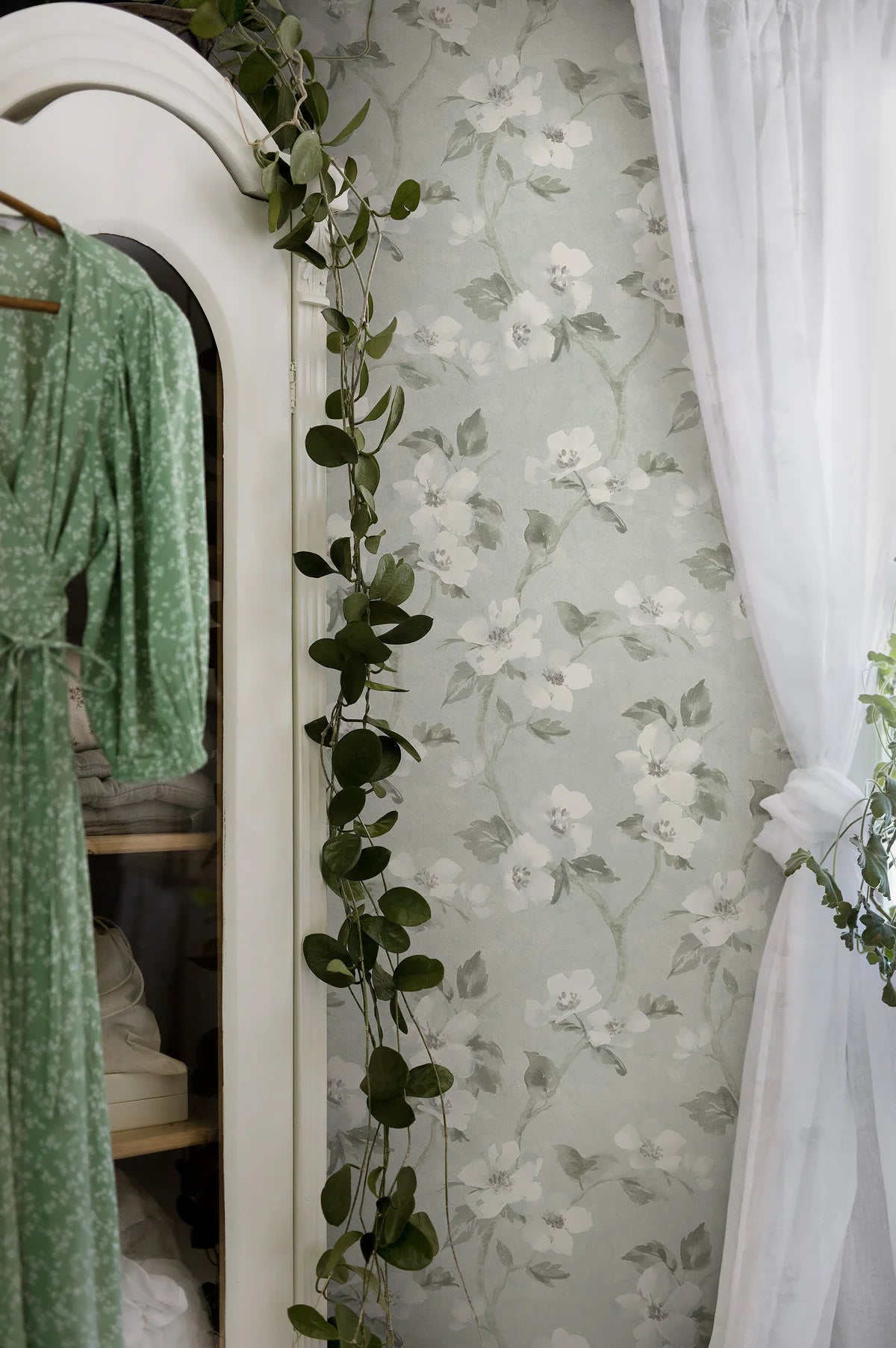 Behang met een bloemenpatroon HELEN’S FLOWER grijs-groen met wit