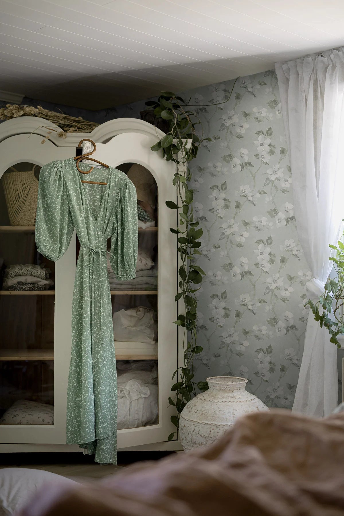 Behang met een bloemenpatroon HELEN’S FLOWER grijs-groen met wit