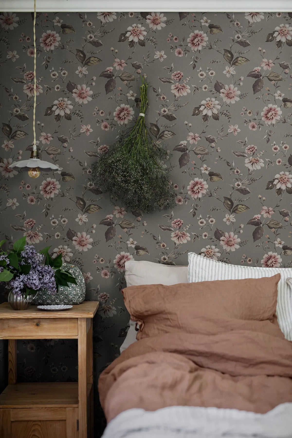 Structuurmuur met plantaardig bloemenpatroon MARION’S grijs met roze