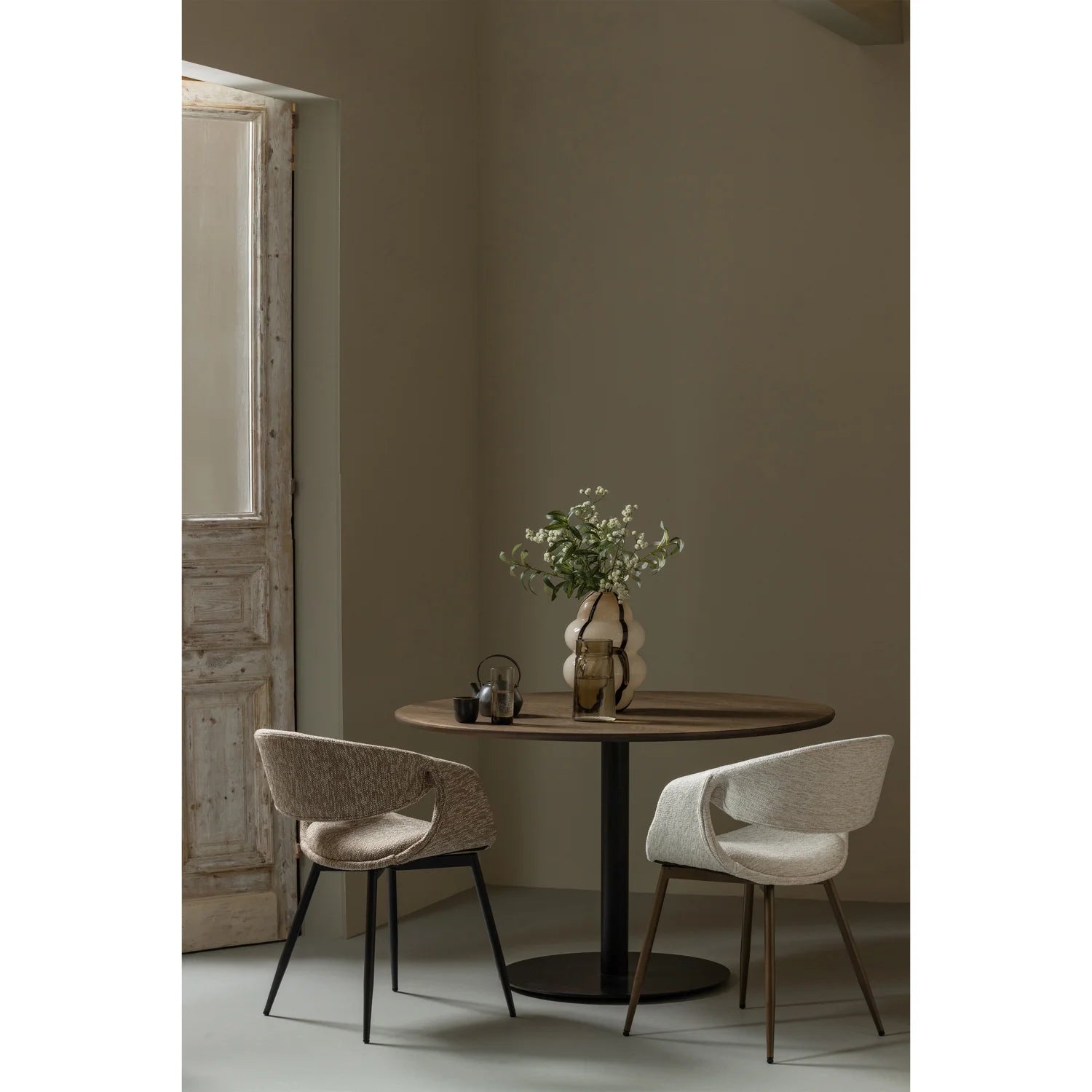 YOSSI armstoel wit met een bruine metalen basis