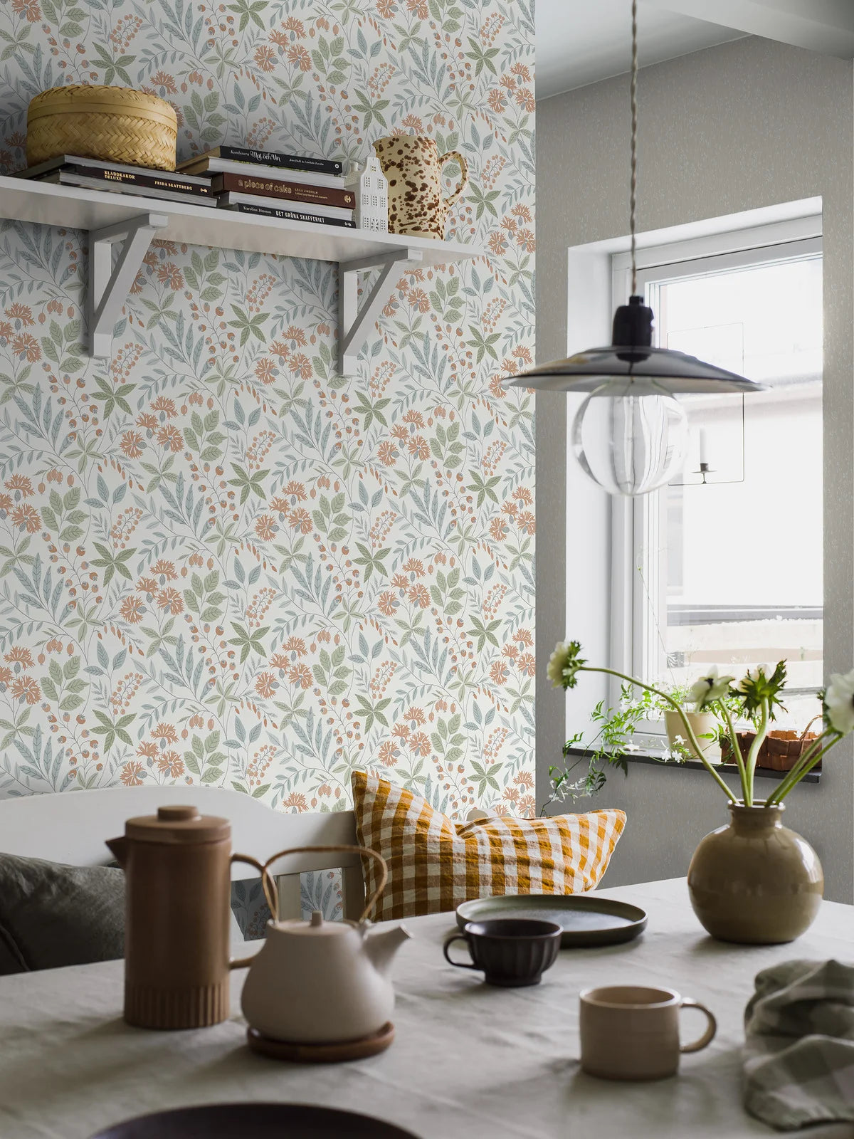 VILMA lichtbeige papierbehang met plantaardig patroon en groene accenten
