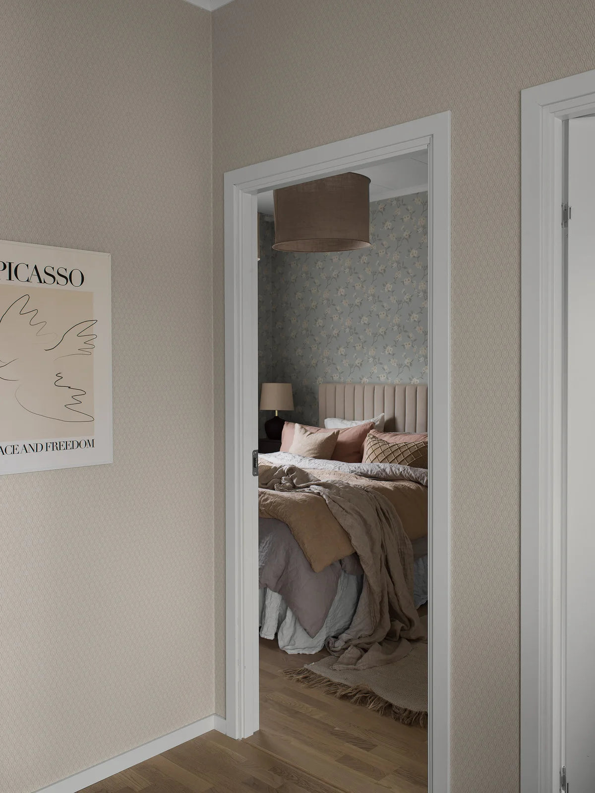 Vliesbehang met plantaal patroon MOA lichtbruin