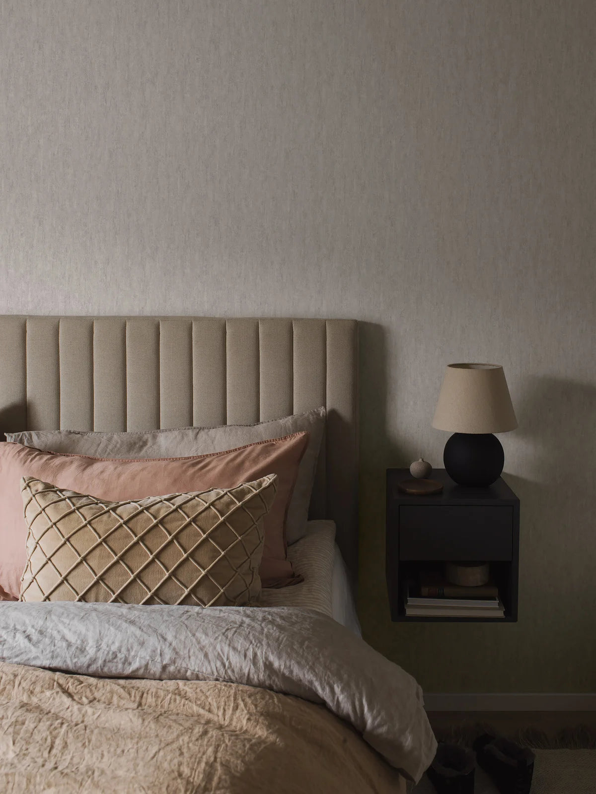 Vliesbehang van papier dat beton imiteert BETTY donkergrijs