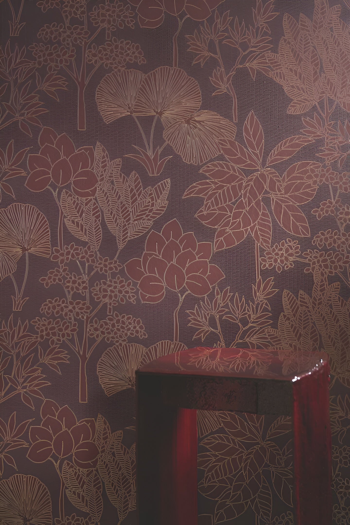Structural wallpaper with a floral pattern of leaves and flowers INARA - AMANDE/DORÉ light beige