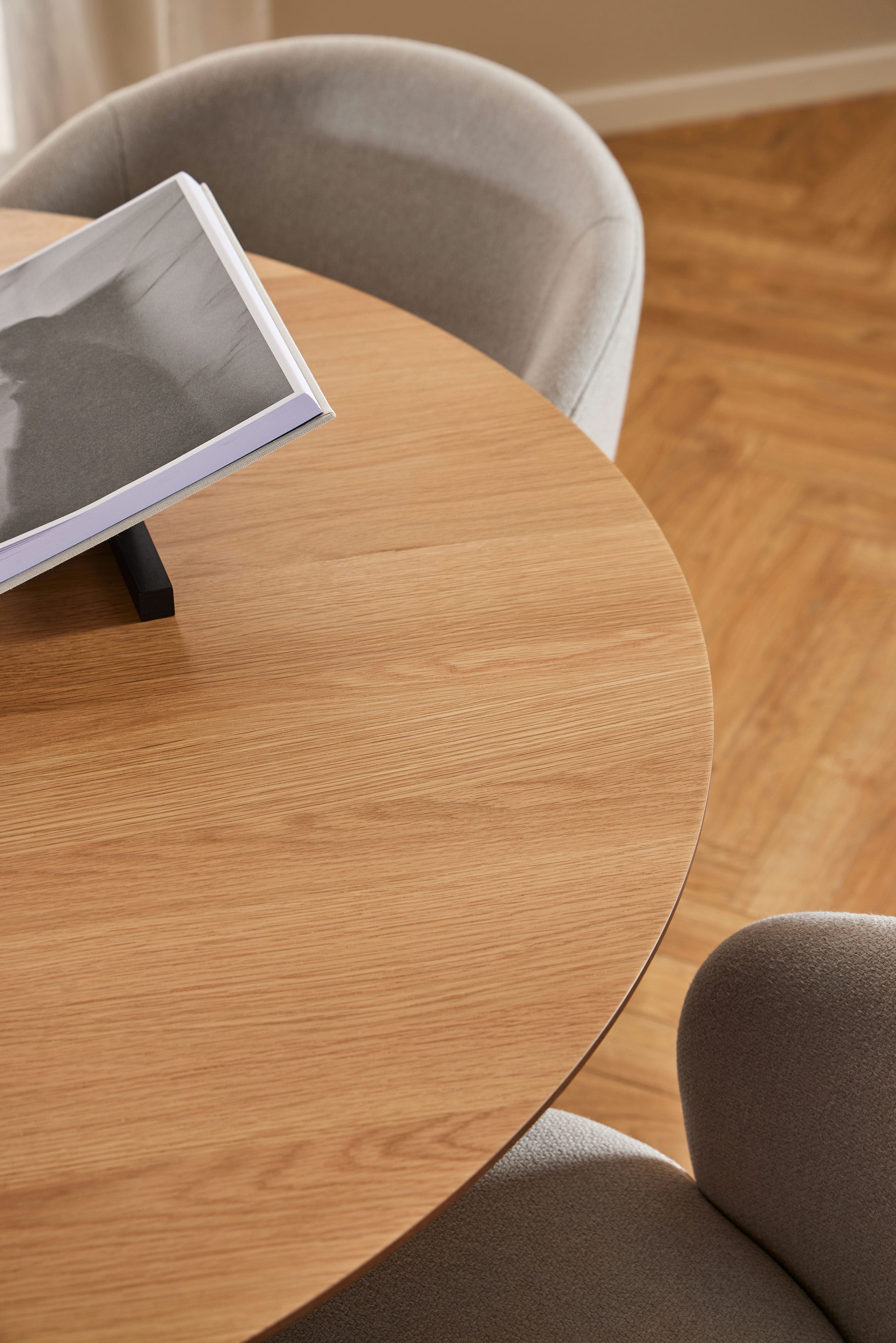 SOLI round table oak veneer